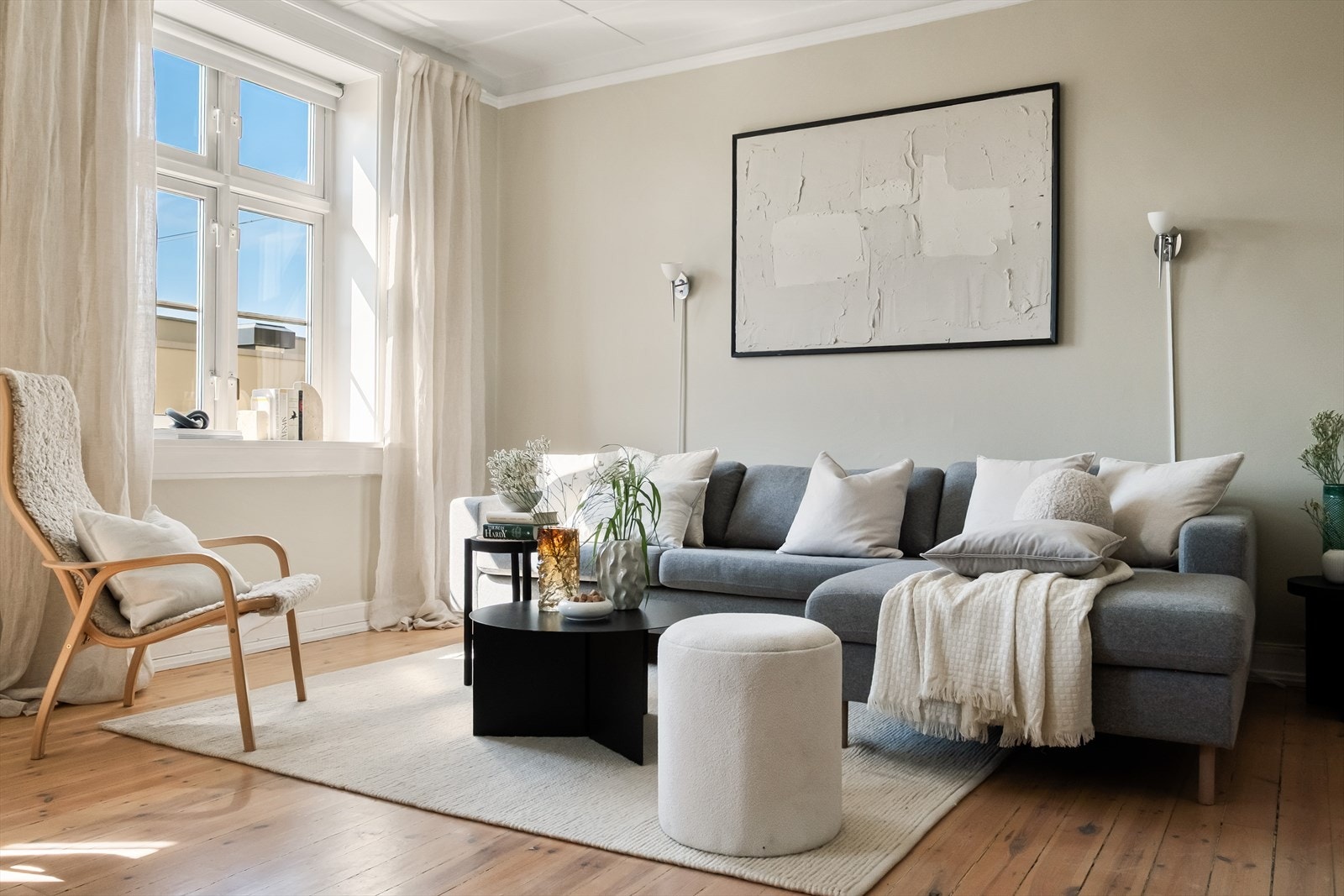 Leiligheten er malt i delikate og tidsriktige farger. Galleribilde