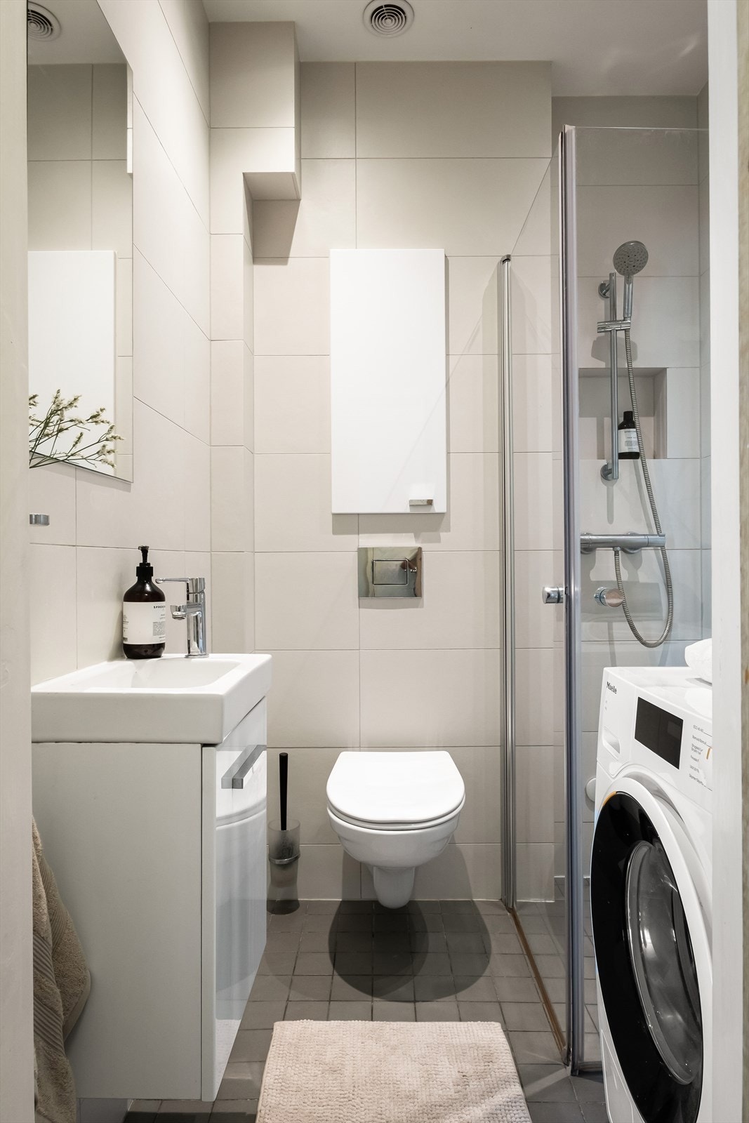 Flislagt baderom fra 2011 med varme i gulvet og downlights i himling. Galleribilde