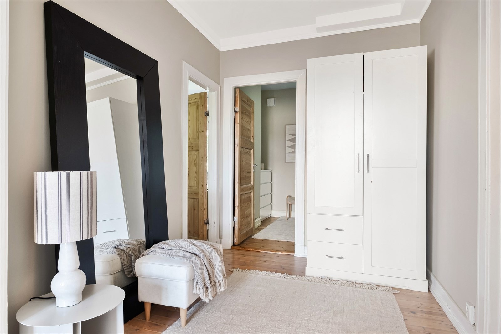 Videre inn i hallen er det god plass til sko og yttertøy i garderobeskap. Galleribilde