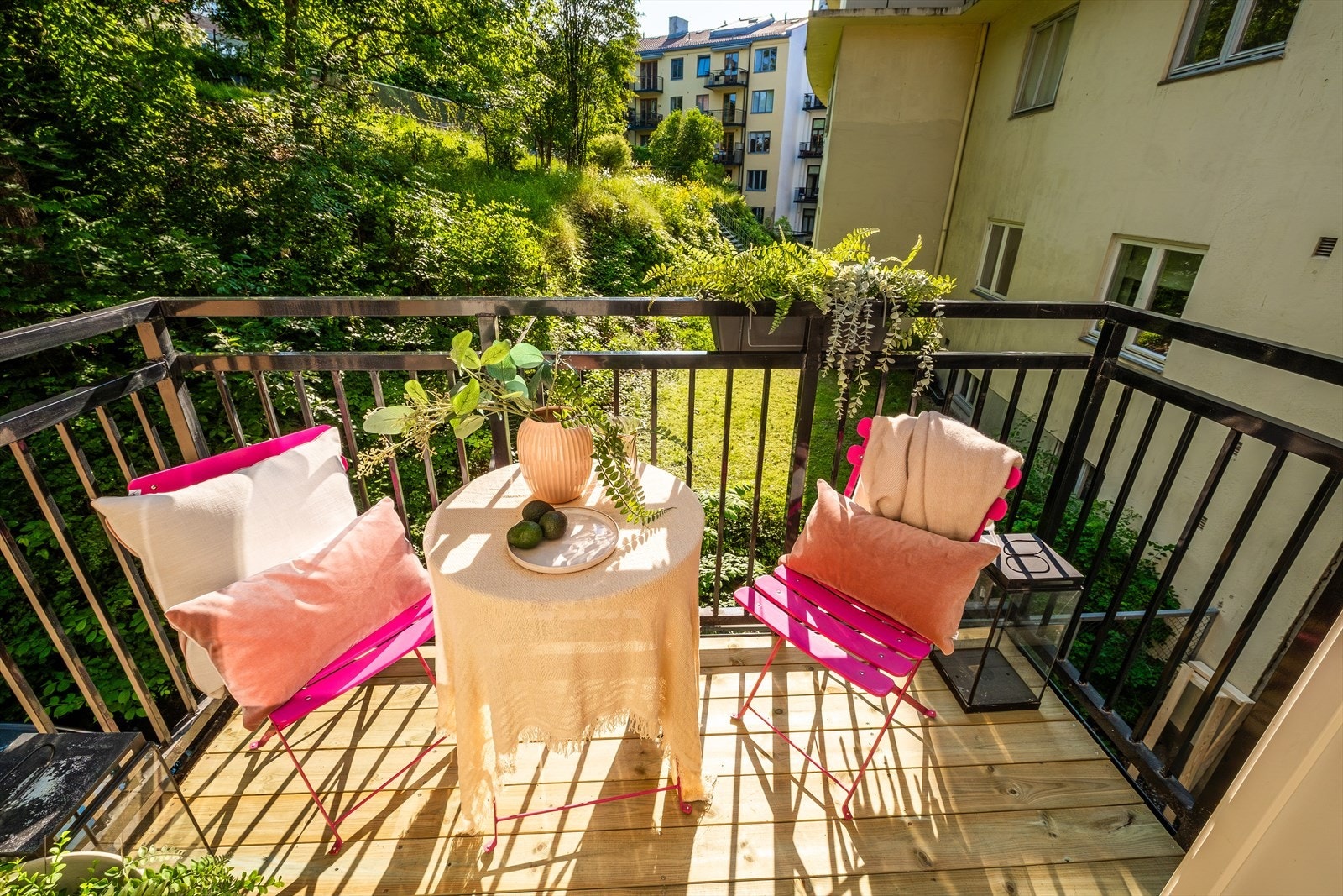 Østvendt balkong på ca. 4 kvm som vender mot rolig bakgård. Galleribilde