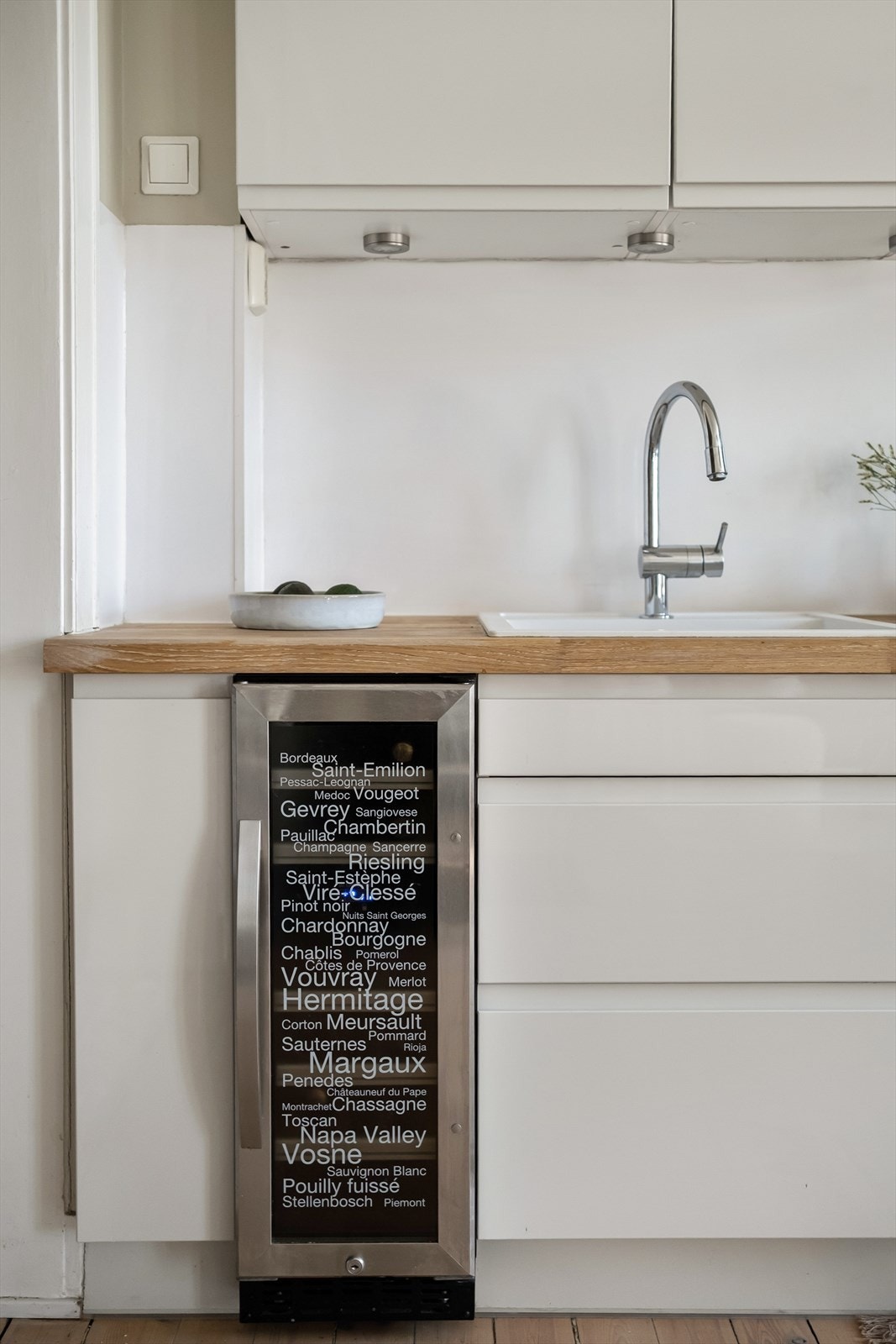 Lekkert vinskap med 2 temperatursoner til hyggelig selskap. Galleribilde