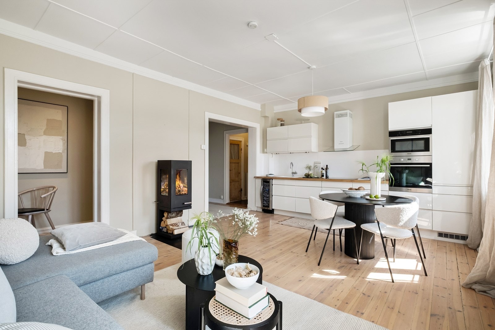 Nydelig ettermiddag- og kveldssol rett inn i stuen og på kjøkkenet. Galleribilde