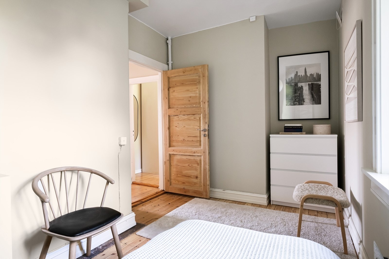 Plass til dobbeltseng og garderobeløsning. Galleribilde