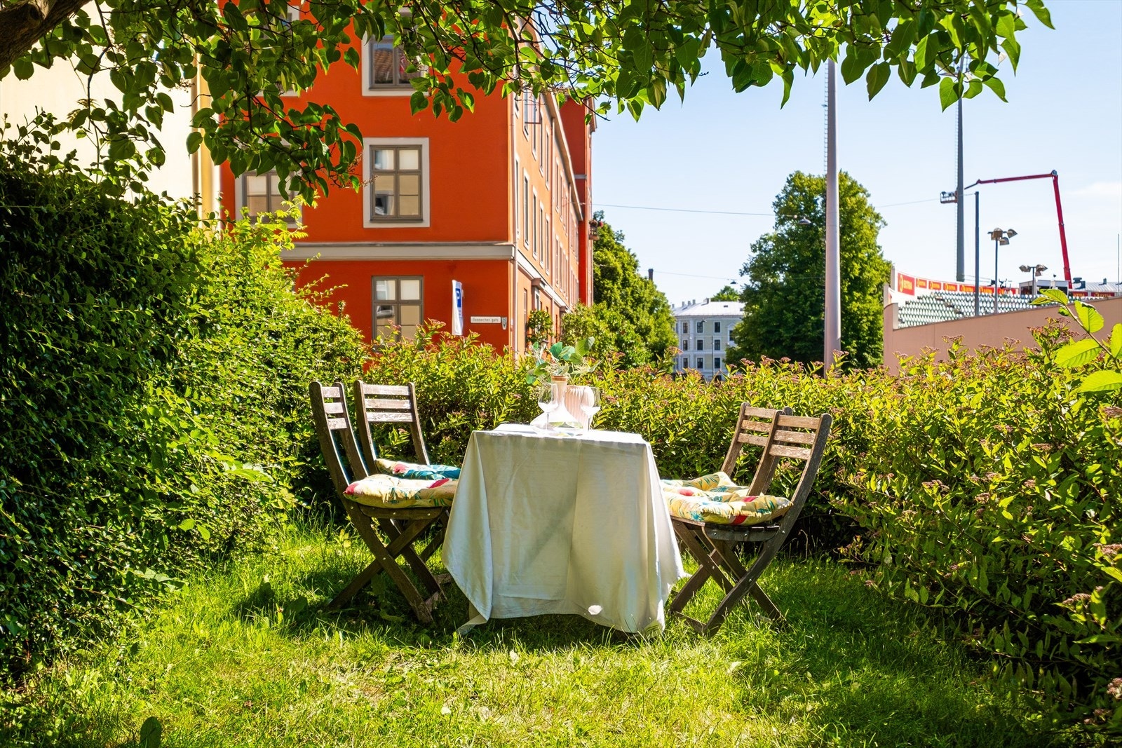 Hyggelig forhage i borettslaget med gode solforhold på ettermiddagen og kvelden. Galleribilde