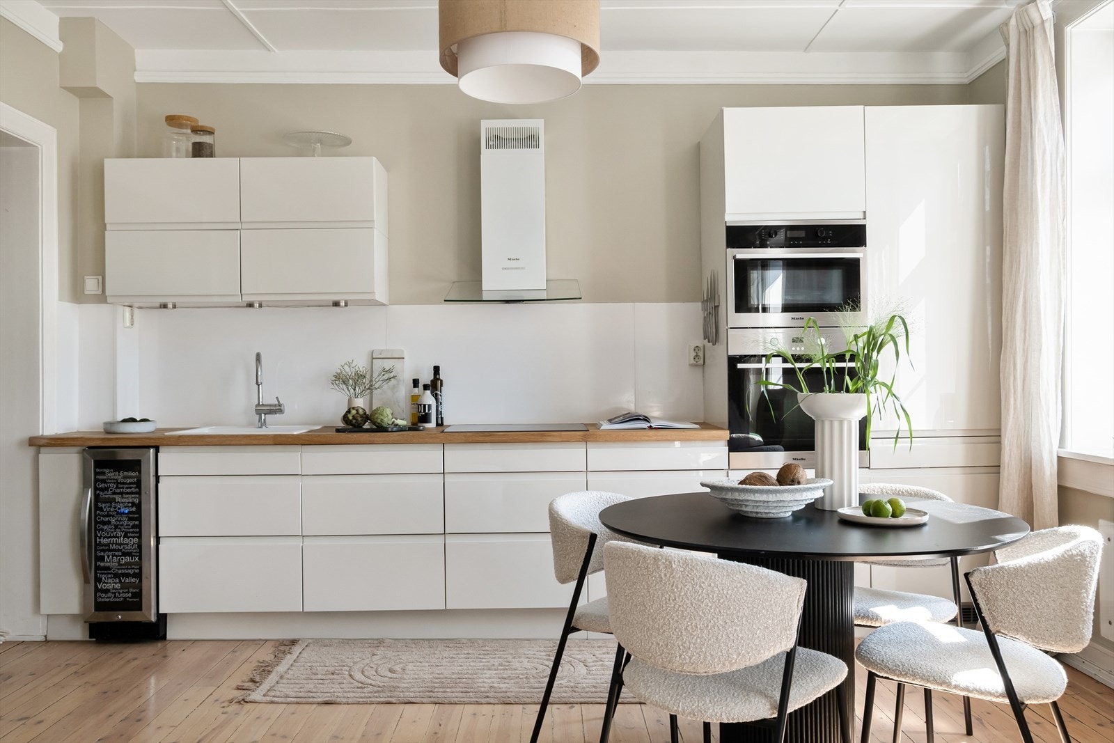 HTH-kjøkken fra 2015 med åpen løsing mot stuen med eksklusivt vinskap med 2 temperatursoner. Galleribilde