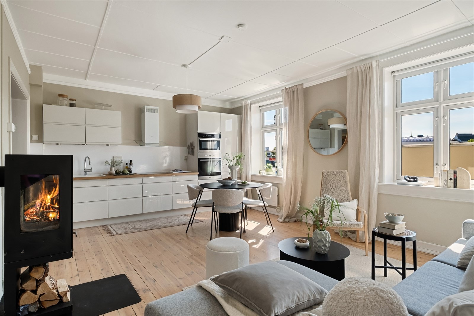 Lys og hyggelig stue med lekkert HTH kjøkken. Perfekt planløsning for sosiale sammenkomster. Galleribilde