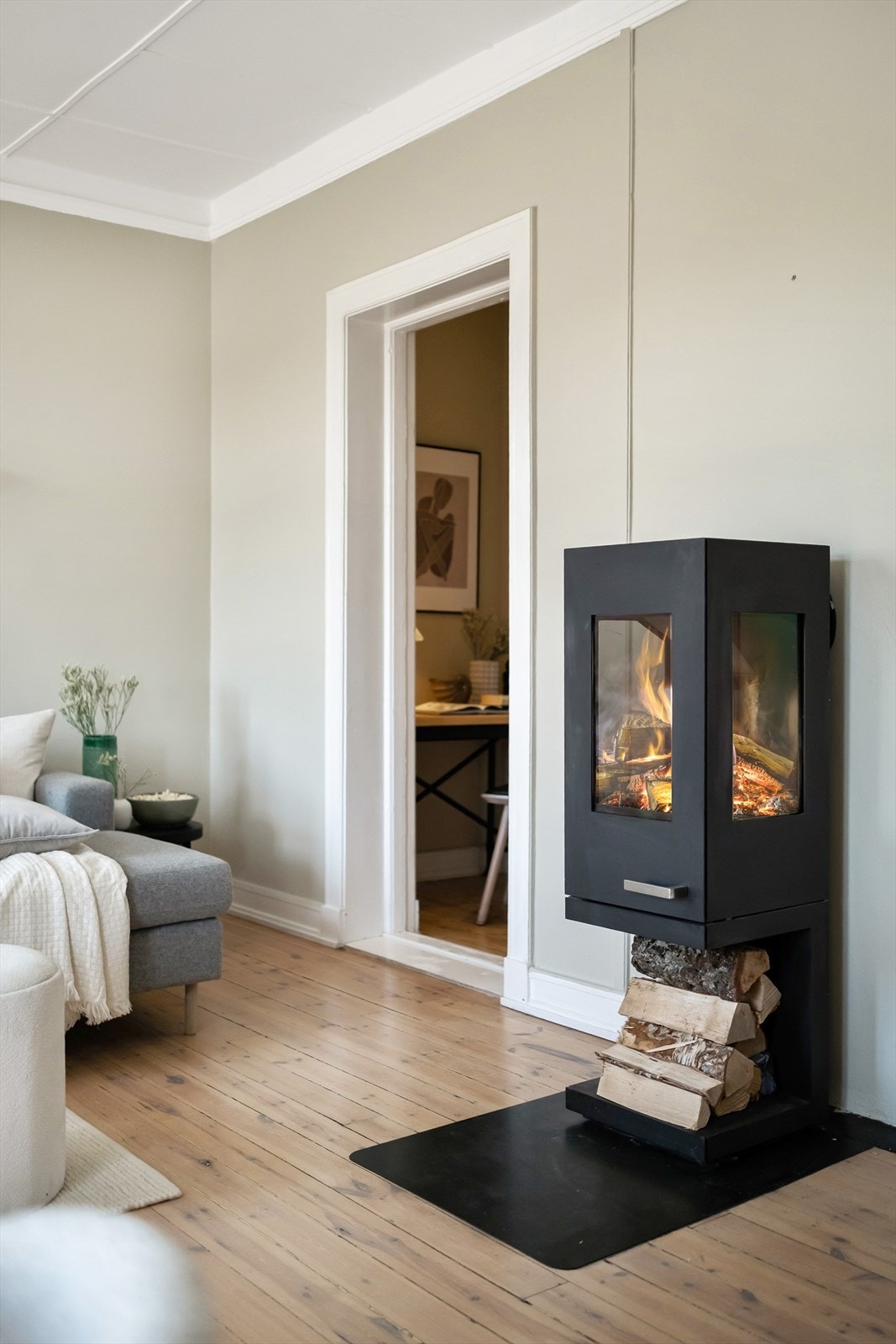 Herlig peisovn i stuen som varmer godt på kalde høst- og vinterdager. Galleribilde