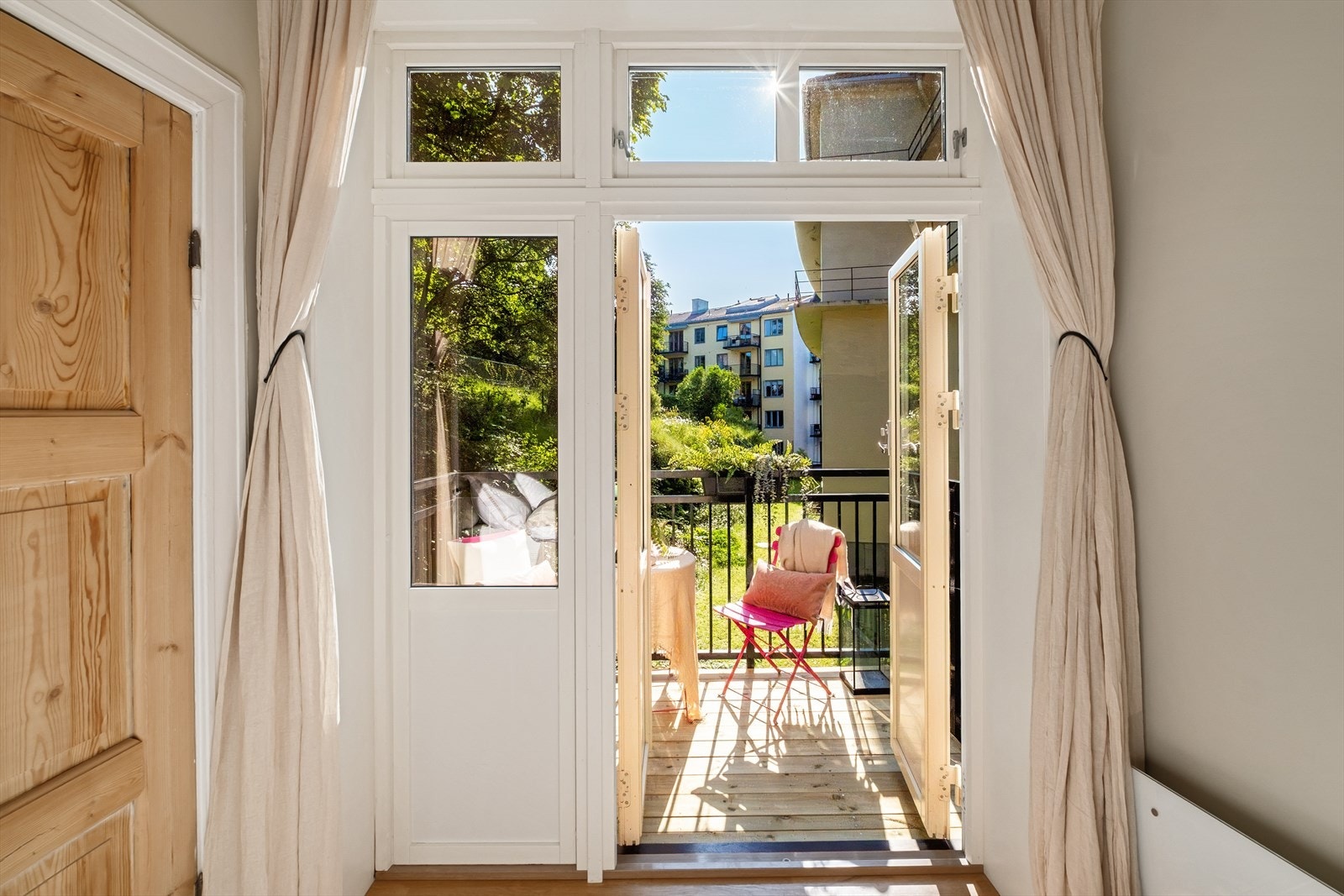 Fra hovedsoverommet er det utgang til balkong. Galleribilde