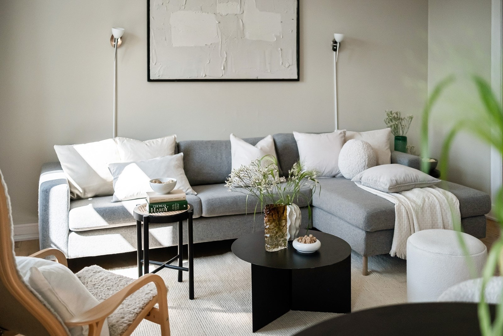 God plass til sofaseksjon med tilhørende møblement og TV-benk. Galleribilde