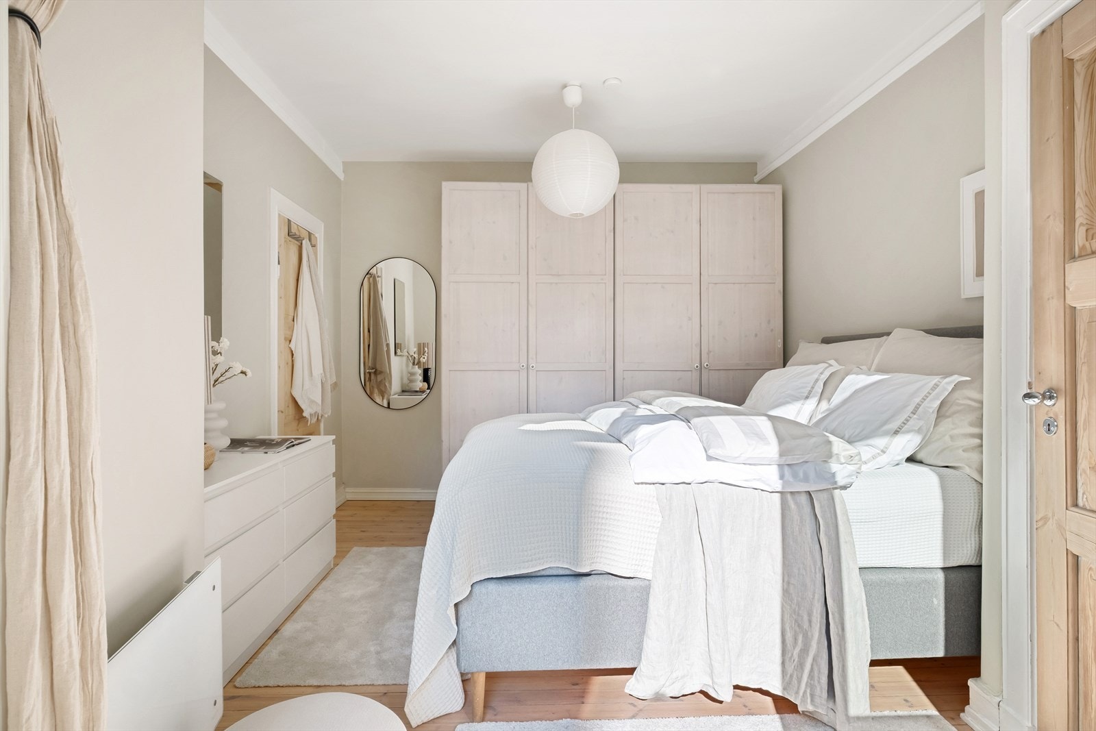 Masse oppbevaringsplass i garderobeløsning. Galleribilde