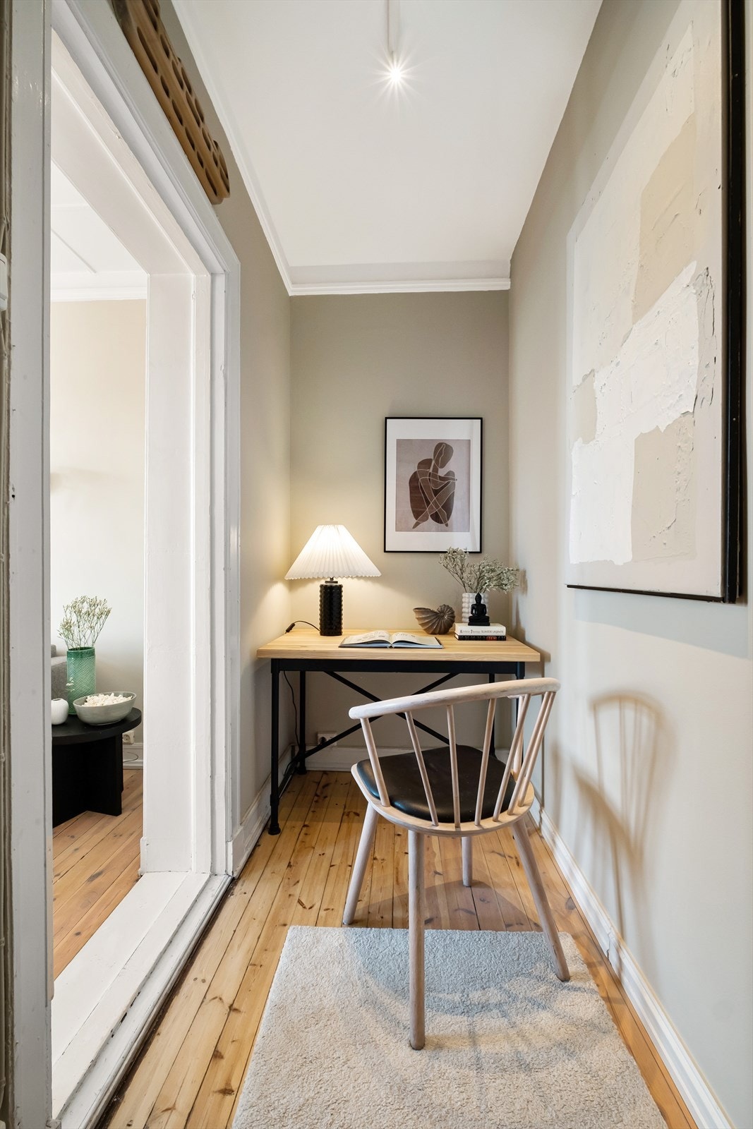 Fra stuen er det adkomst til et meget praktisk rom som passer utmerket til hjemmekontor. Her er det plass til skrivepult og bokhylle. Galleribilde