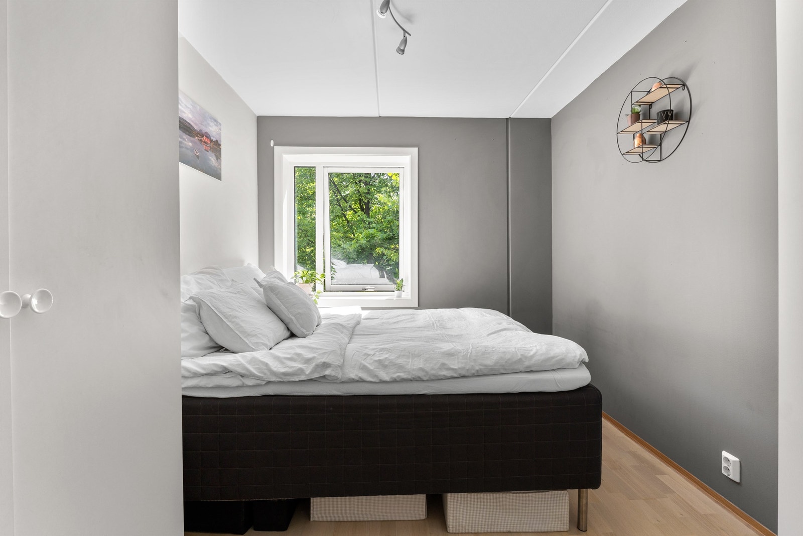 Soverom med god plass til dobbeltseng. Galleribilde