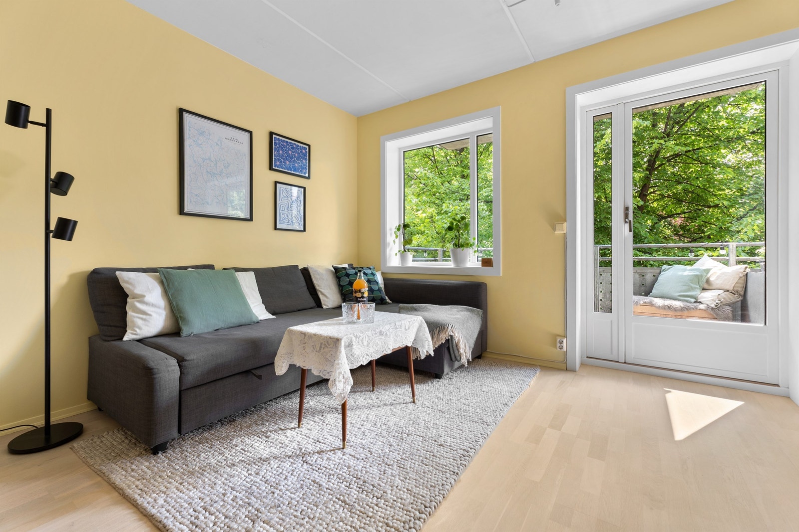 Romslig stue med plass til å innrede slik du ønsker med blant annet sofagruppe med tilhørende salongbord samt tv med tilhørende tv-møbler. Galleribilde