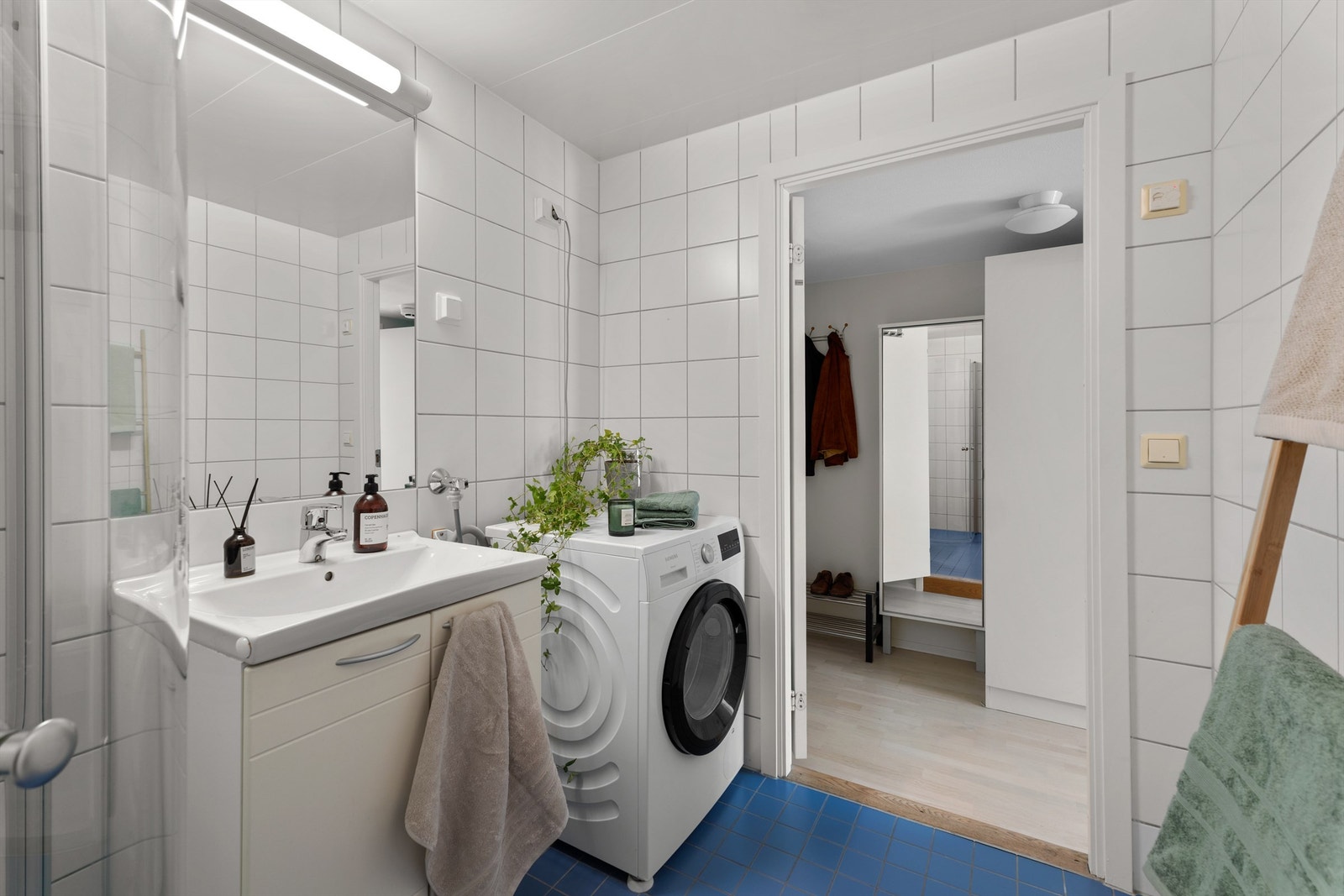 Badet har også mekanisk avtrekk med ventil i vegg tilkoblet felles anlegg. Galleribilde