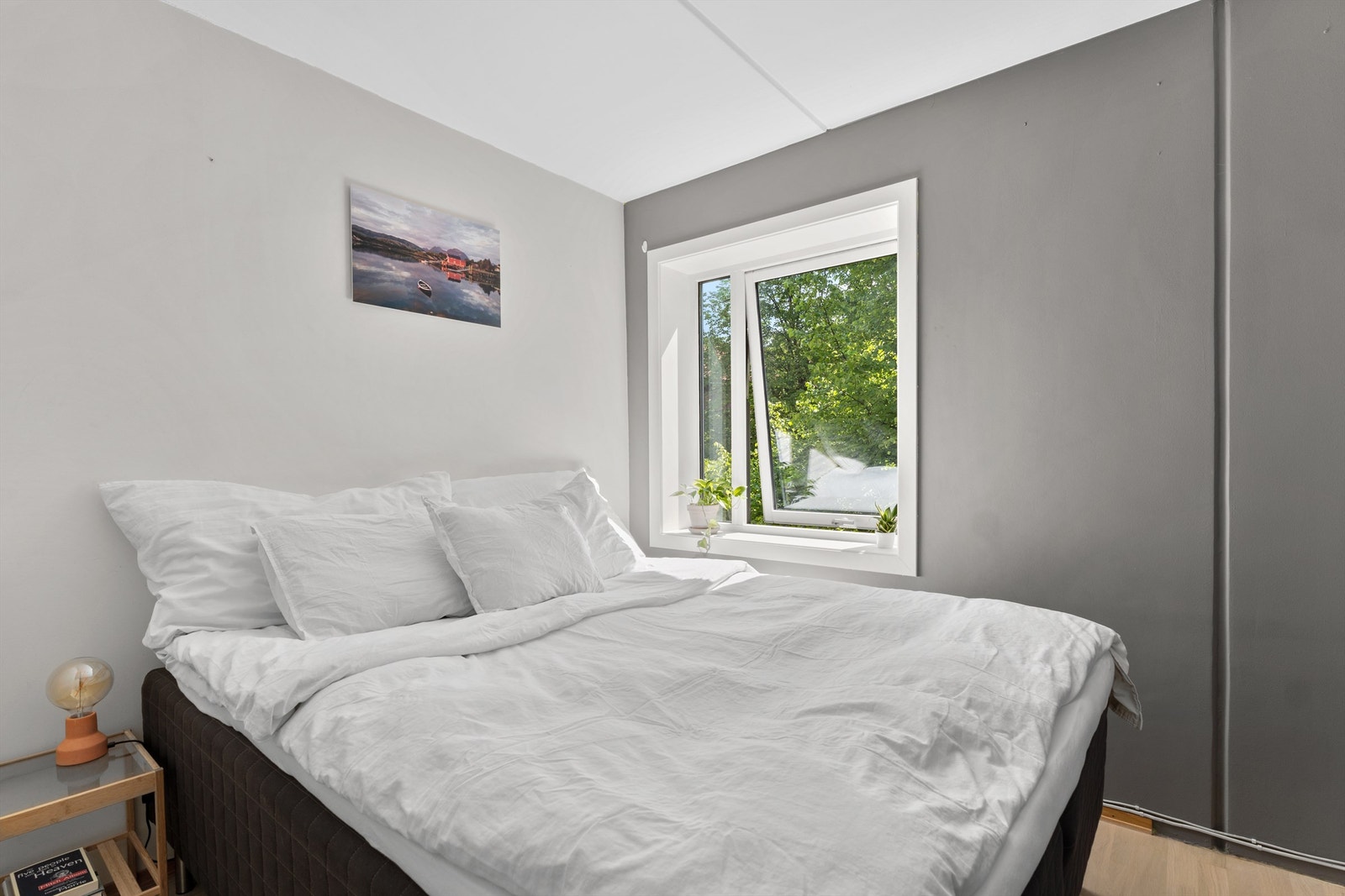 Med god størrelse på rommet er det plass til tilhørende nattbord ved siden av sengen. Galleribilde