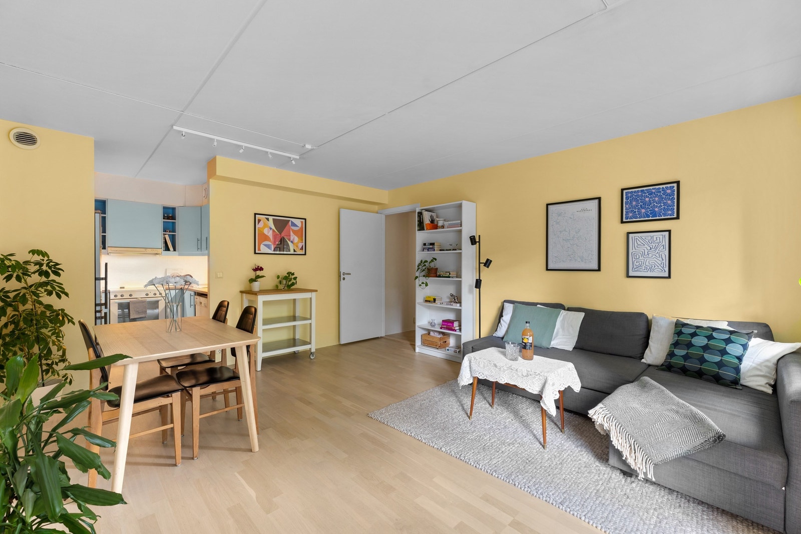 Leiligheten har en praktisk planløsning og store vindusflater som gir en behagelig og godt opplyst atmosfære. Galleribilde