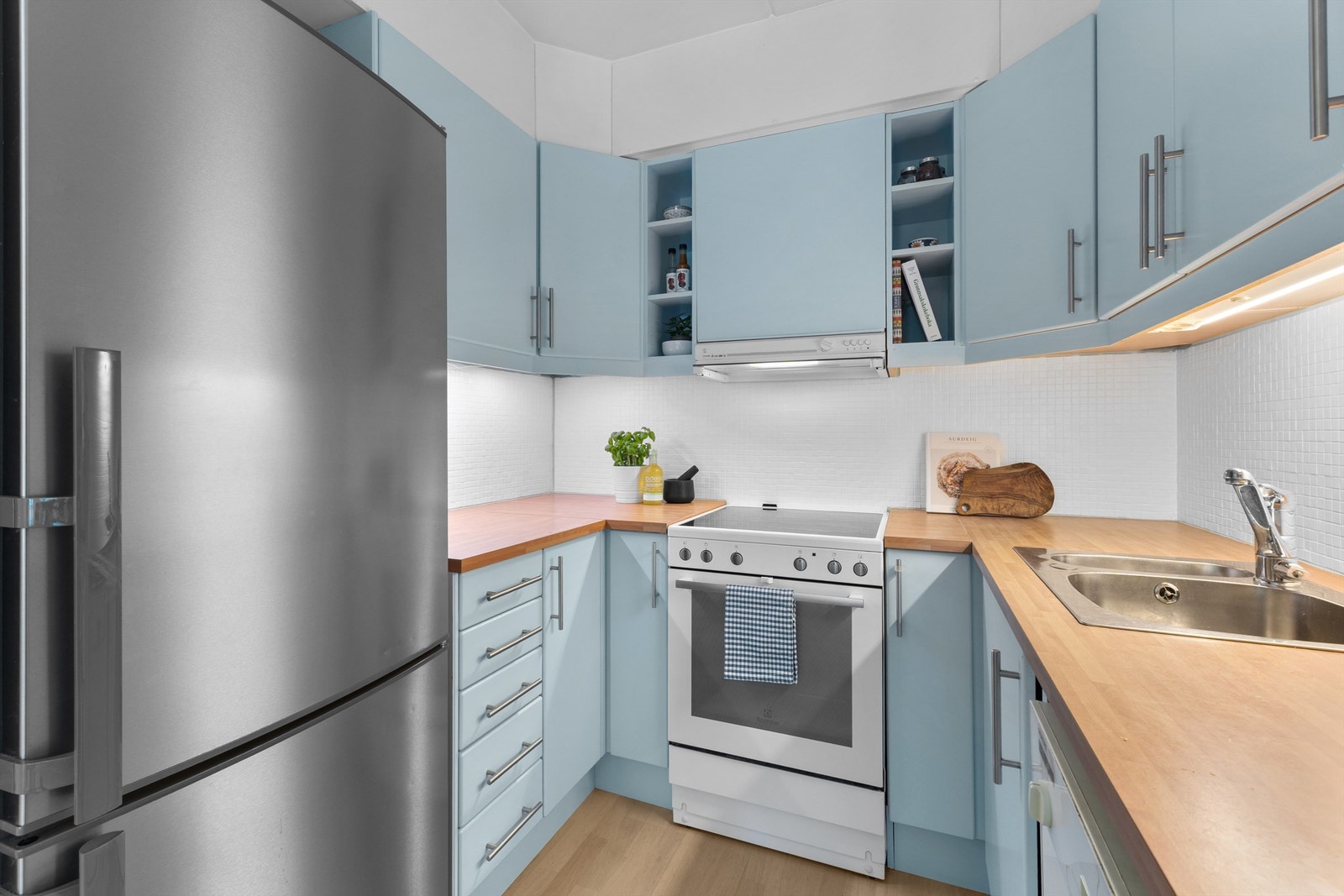 Kjøleskap, stekeovn, oppvaskmaskin og vaskemaskin medfølger salget. Galleribilde