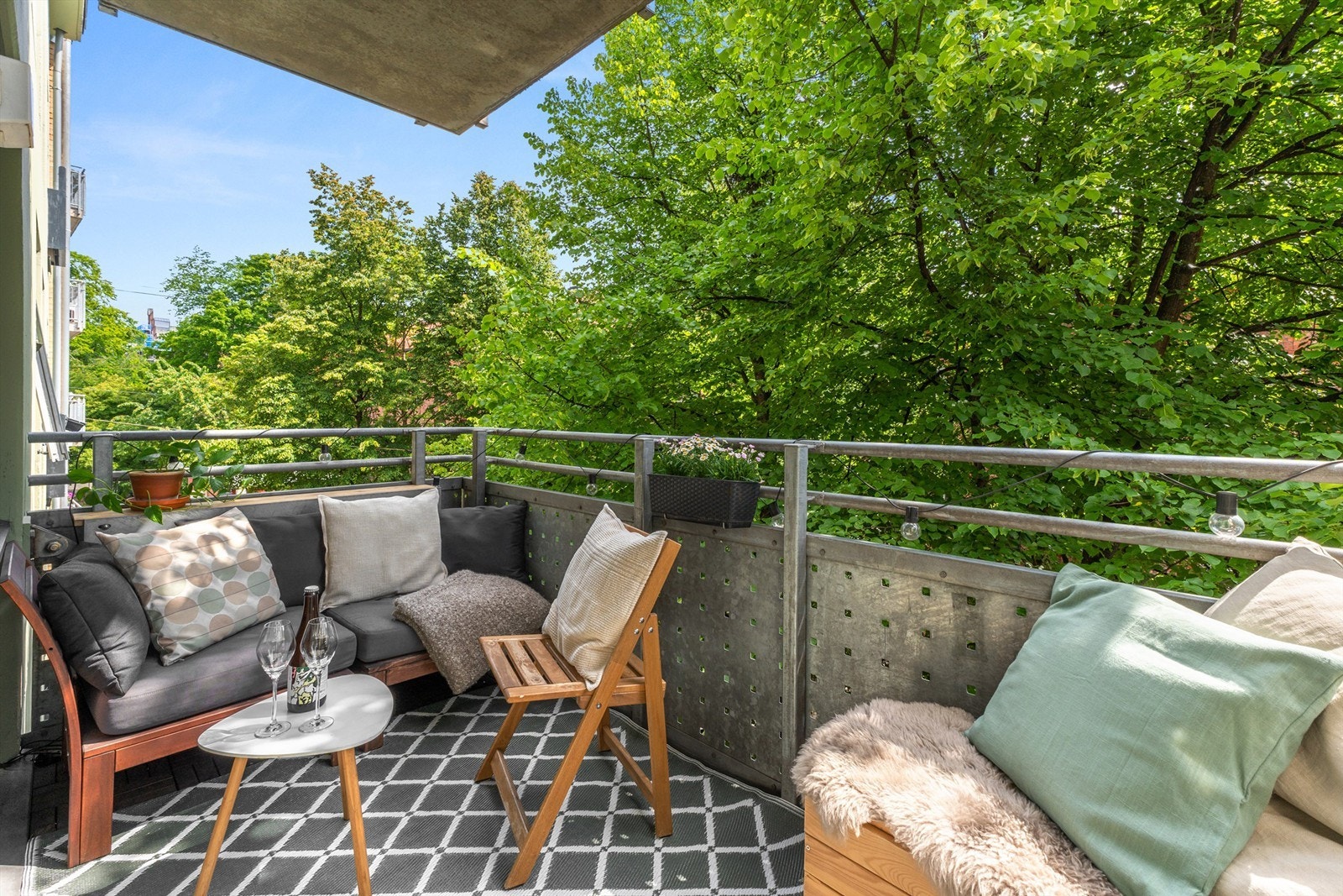 Leiligheten har sentral beliggenhet like ved Botanisk Hage. her bor du "midt i smørøyet", men samtidig tilbaketrukket i stille og rolig gate. Galleribilde