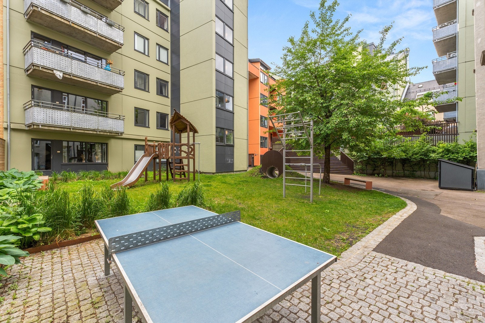 Hyggelig bakgård med lekeplass og bordtennisbord. Galleribilde