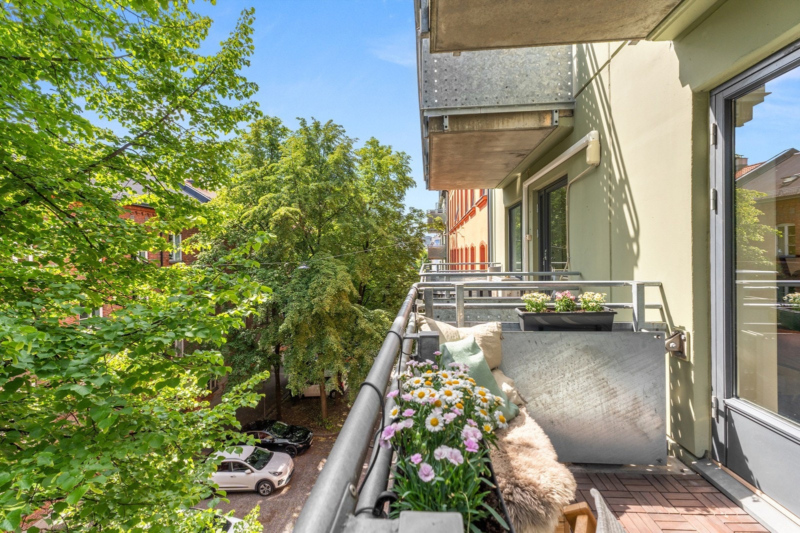 Balkongen vender ut mot rolig gate. Galleribilde