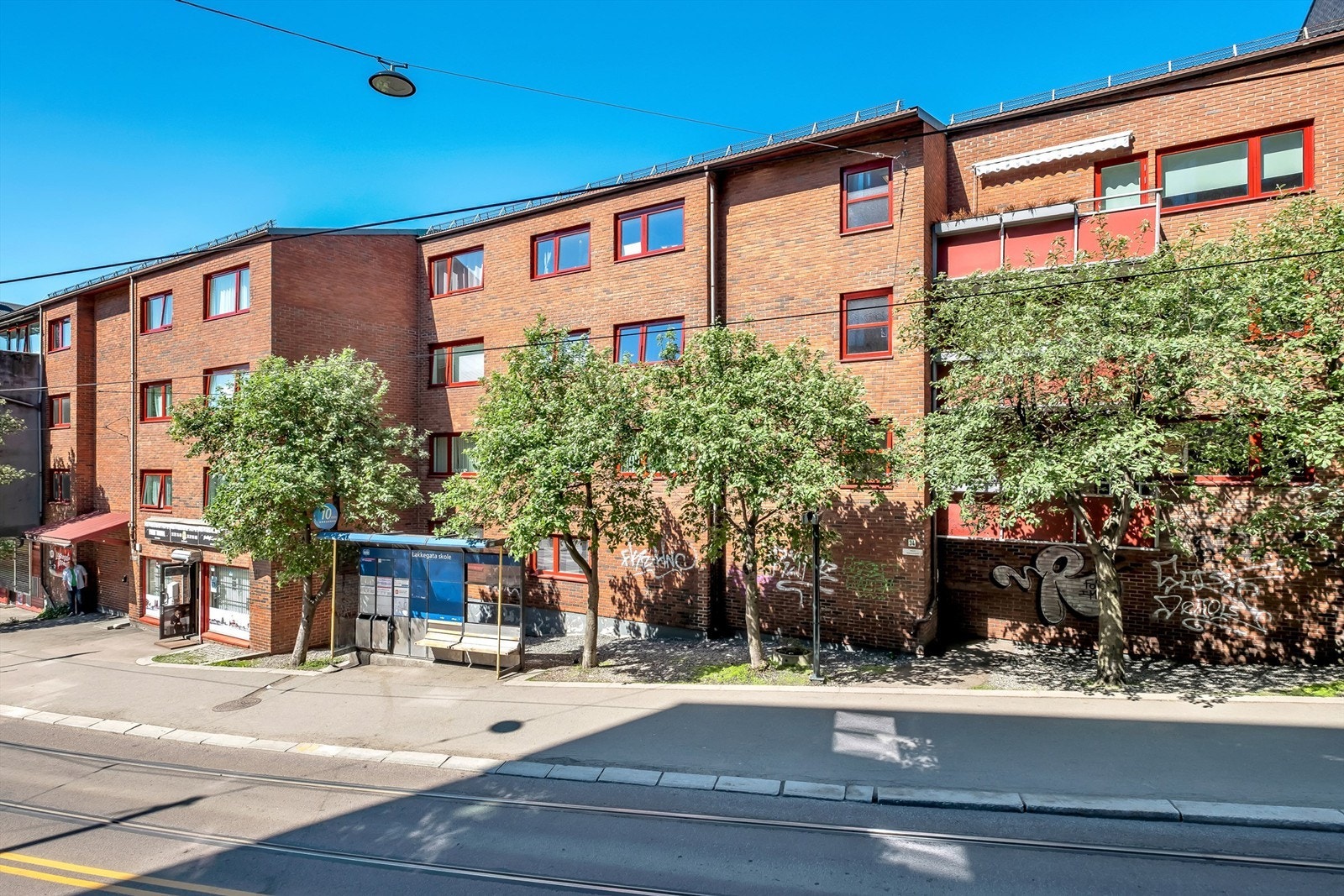 Godt kollektivtilbud med bare 4 minutter til nærmeste stopp for trikk og buss, og 12 minutter til t-bane. Galleribilde