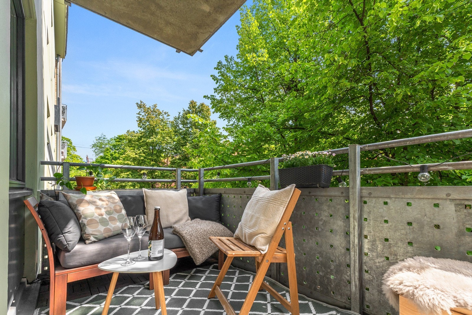 Fra stue har du utgang til en sydøst-vendt balkong på 6m2. Galleribilde