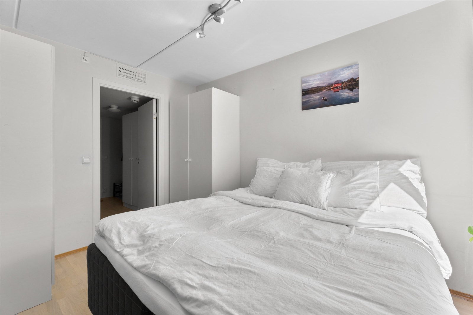 God plass til garderobeskap. Begge garderobeskapene medfølger. Galleribilde