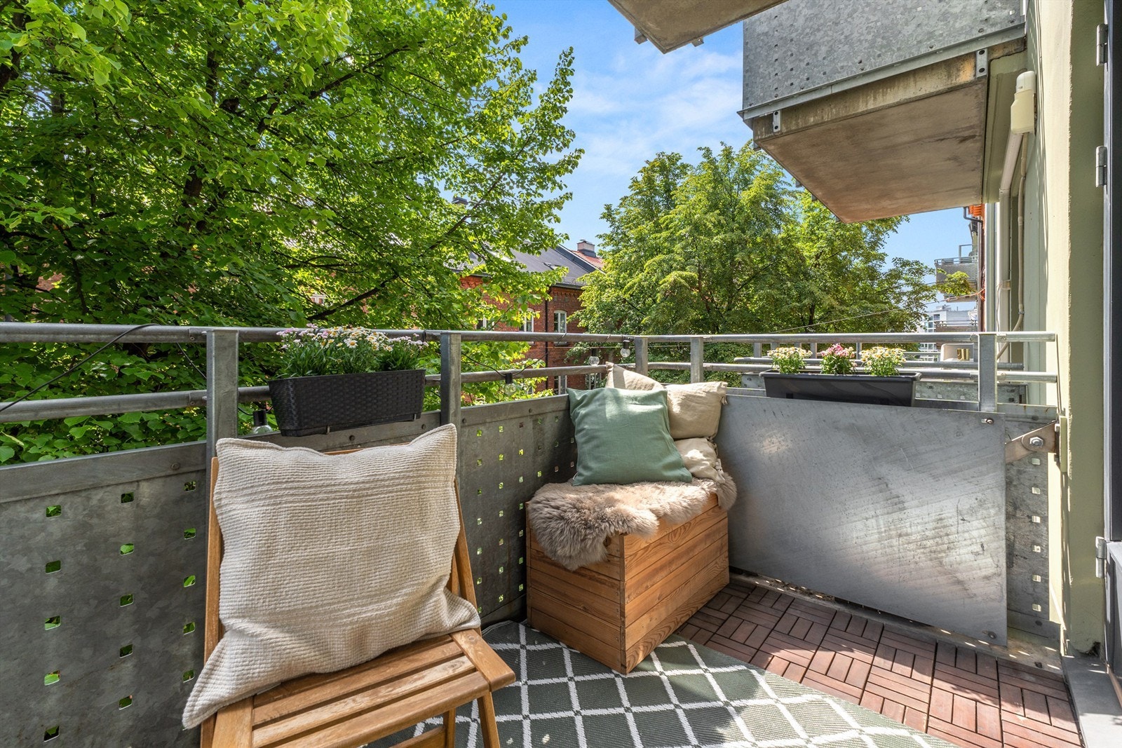 Balkongen har sol fra 09-15 på sommertid i følge selger. Galleribilde