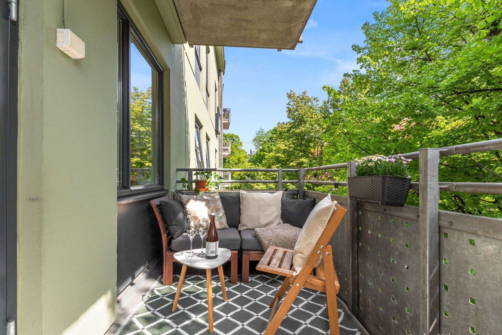 Her har du plass til en koselig sittegruppe med tilhørende salongbord. Galleribilde