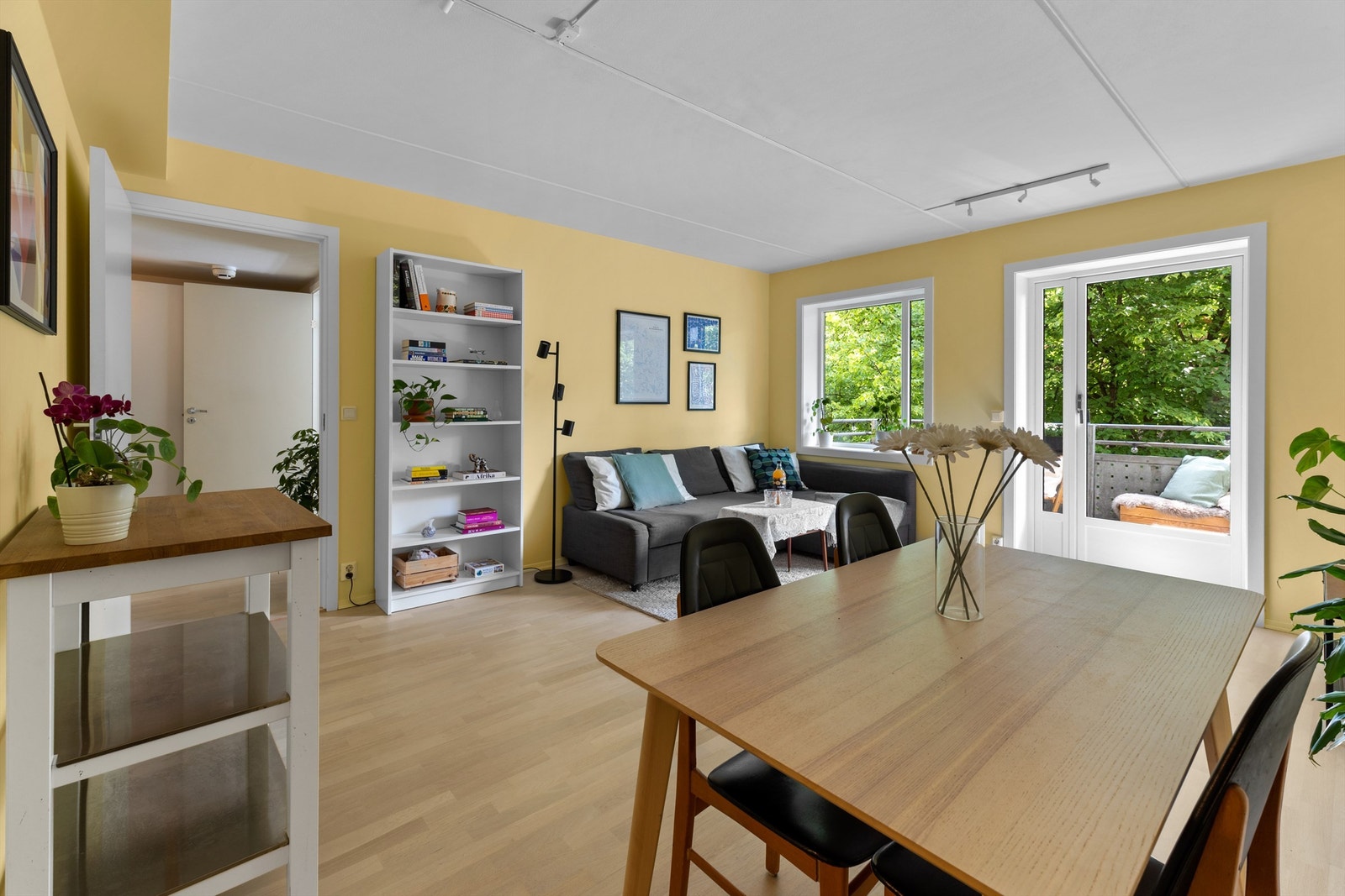 God plass til spisegruppe i stuen. Galleribilde