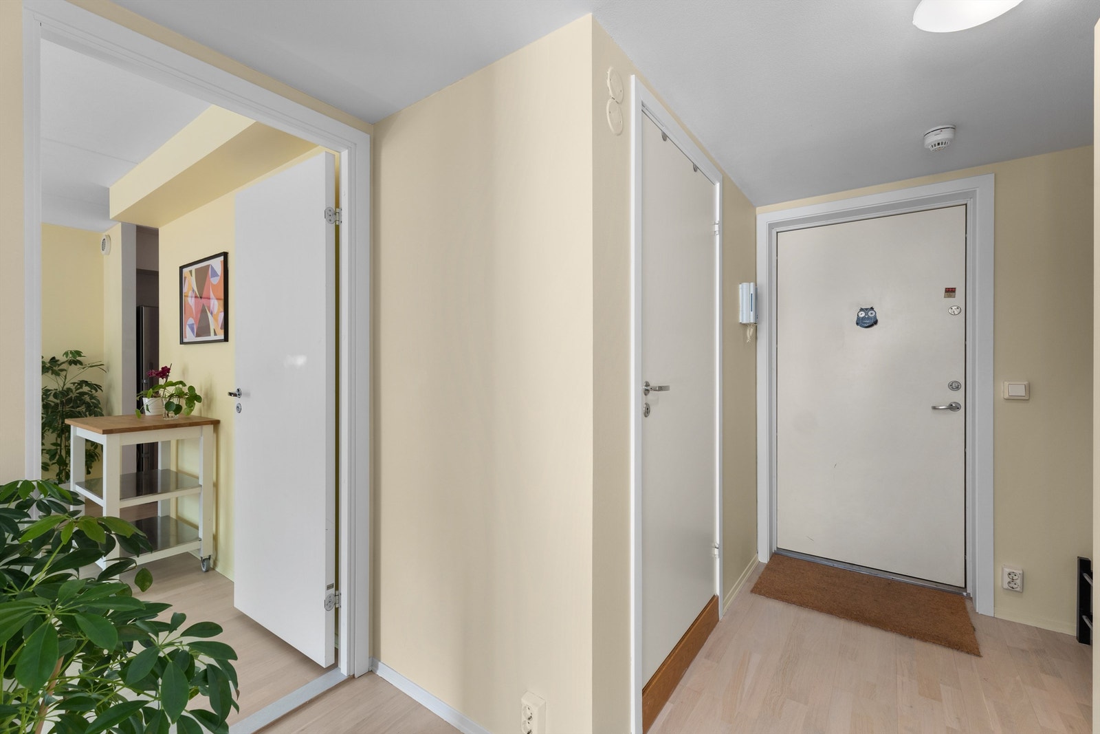 Leiligheten har en innbydende entré med god plass til å henge fra seg yttertøy og skotøy samt praktisk garderobeskap. Galleribilde