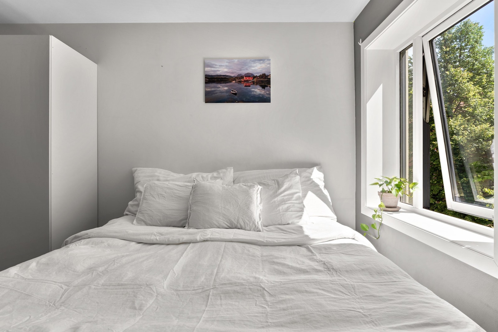 Store vindusflater gjør rommet lyst og luftig. Galleribilde