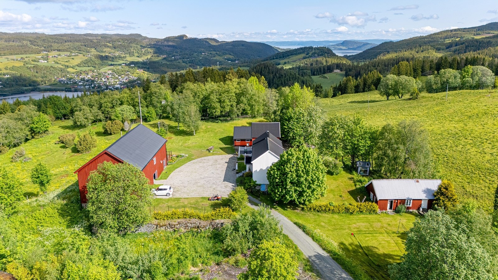 Aktiv Eiendomsmegling v/ Tor Håkon Skogstad presenter Husbyvegen 225/226 - en sjelden mulighet med fantastisk beliggenhet og utsikt. Galleribilde