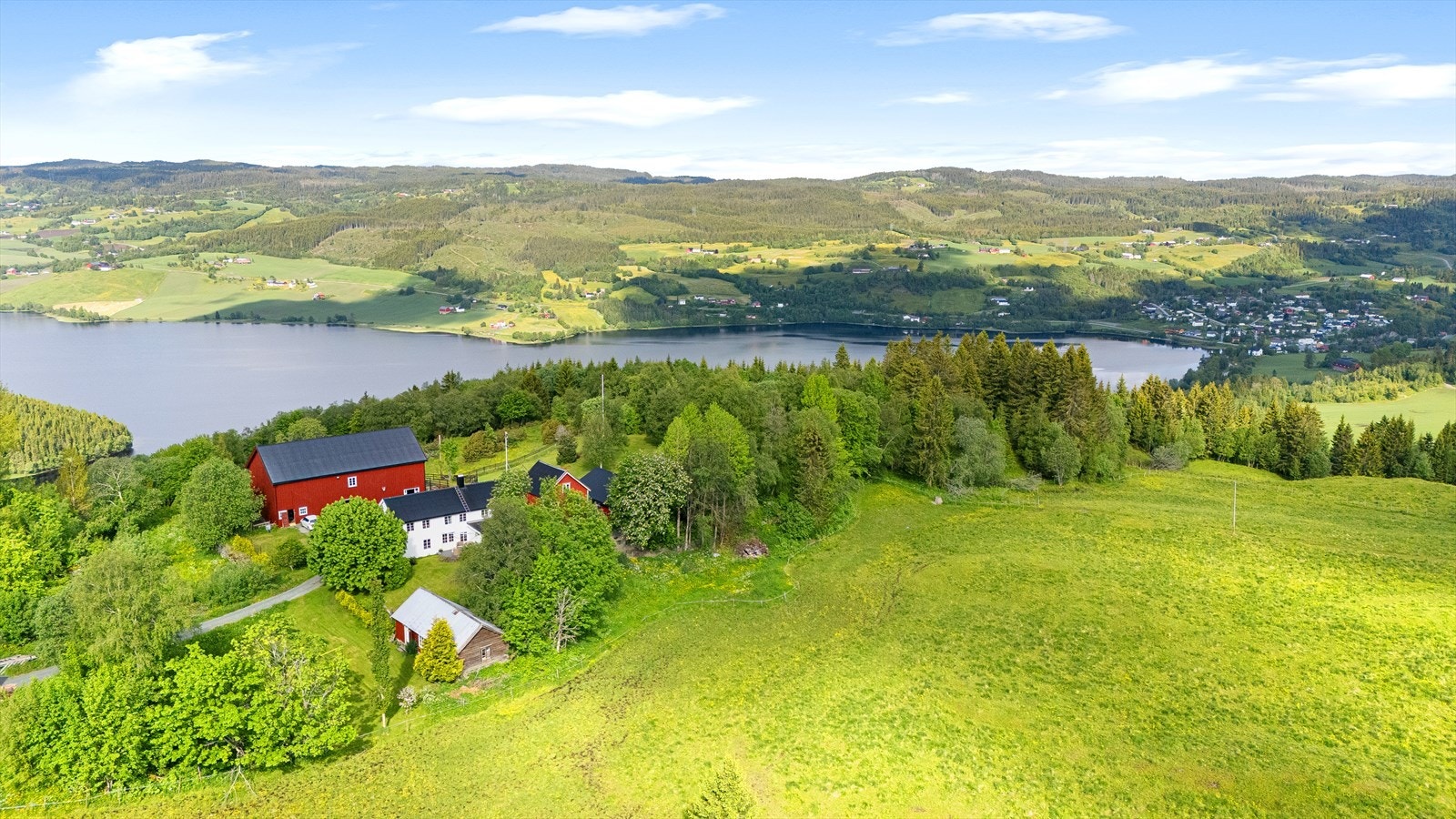 Eiendommen har sol fra morgen til kveld og flott utsikt over Skaun og Laugen Galleribilde