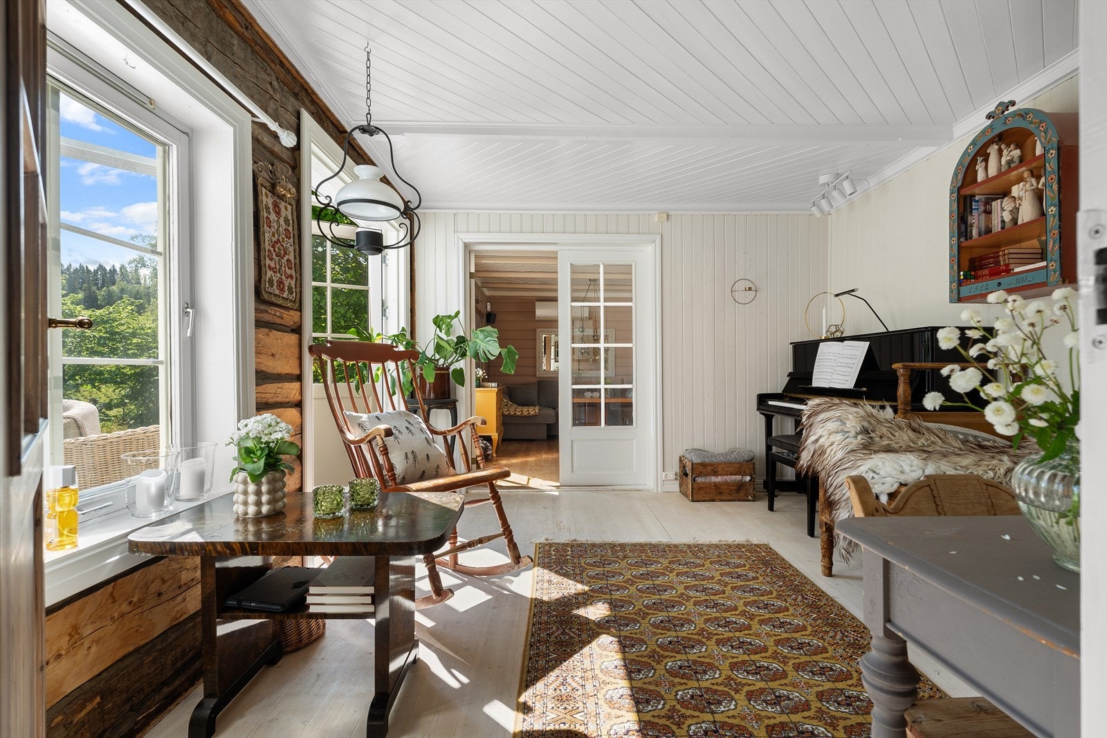 Sjarmerende ekstrastue med gammelt preg og tømmerkassen er tatt frem Galleribilde