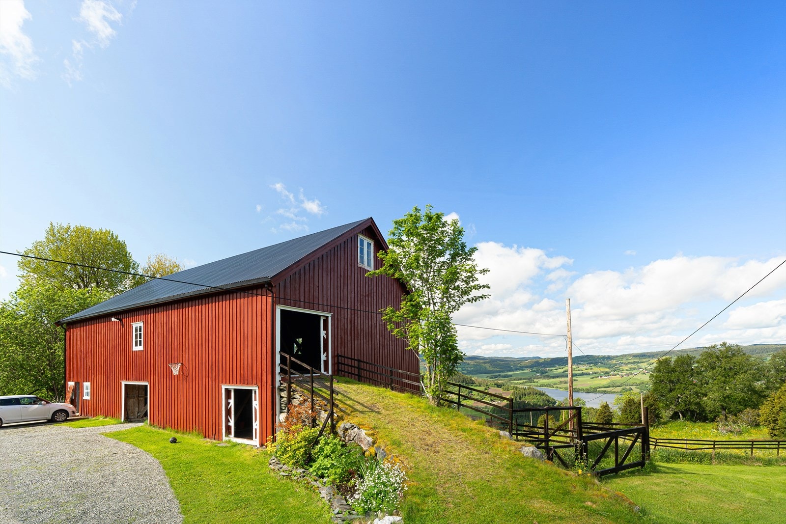 Stor driftsbygning med masse muligheter over to plan. Garasje og lager nede og selskapslokale i 2.etg Galleribilde