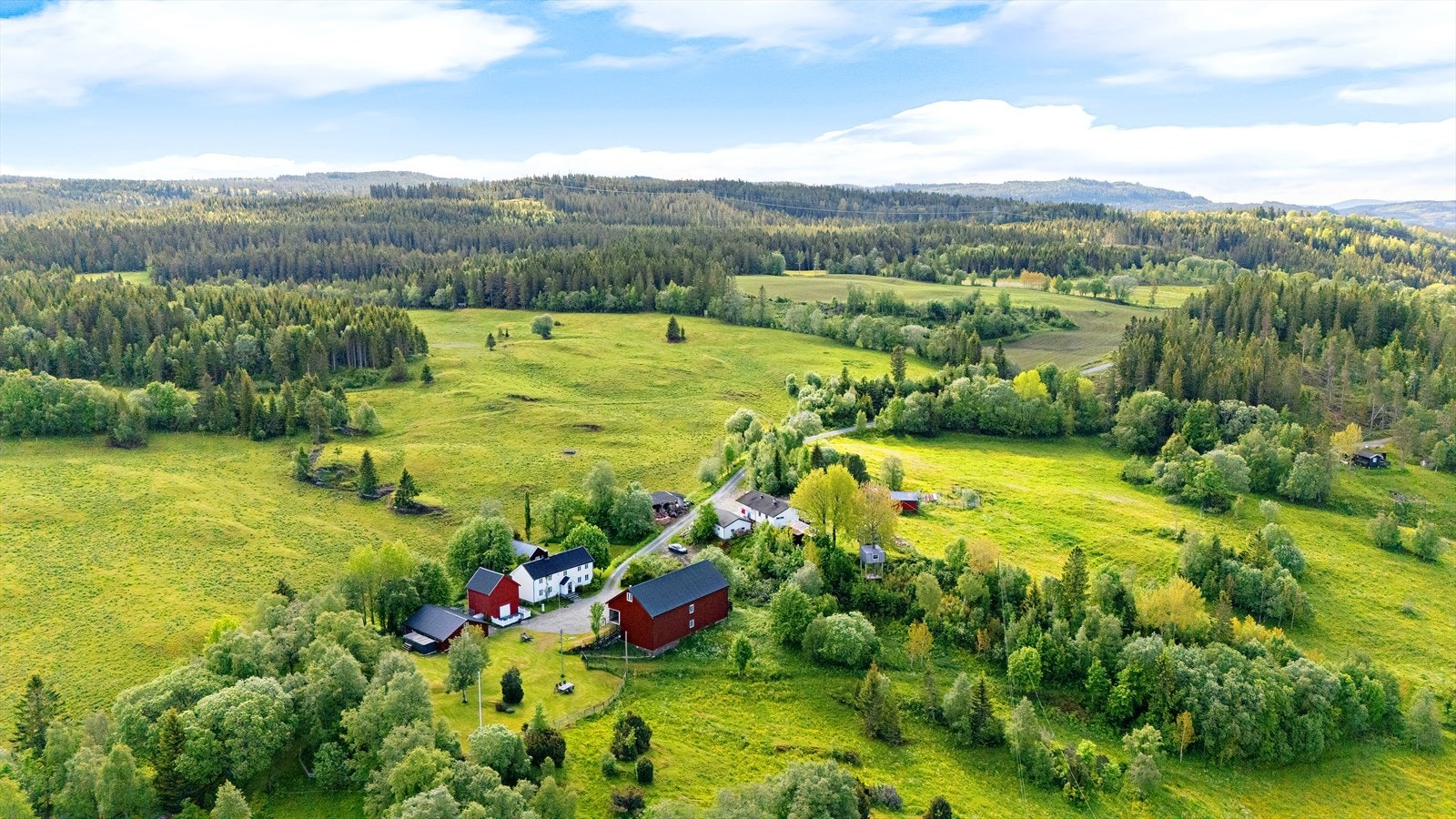 Småbruksdrøm! Flott eiendom på nesten 6 mål med svært solrik beliggenhet. Galleribilde
