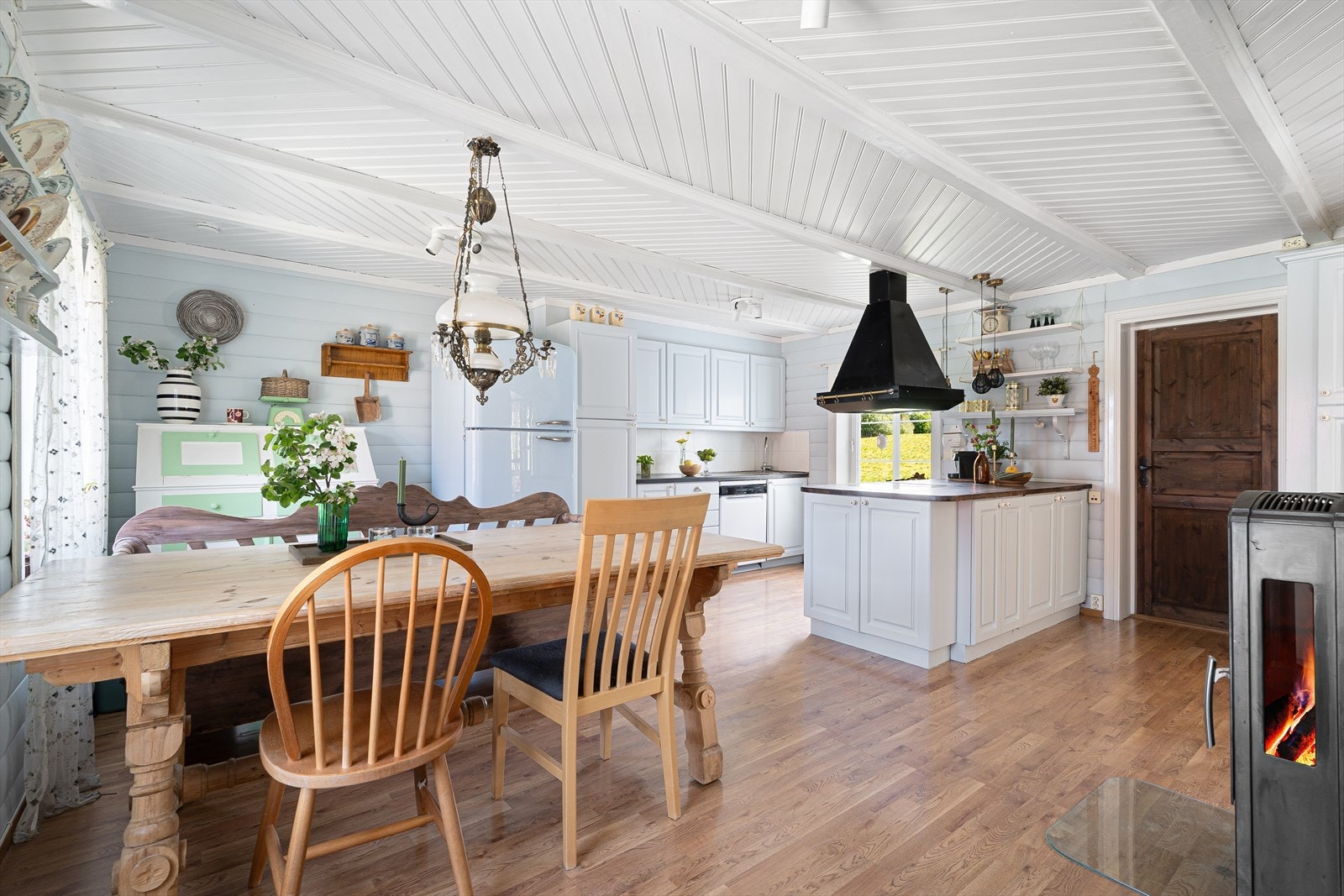 Romslig kjøkken med god plass til stort spisebord for å samle familien Galleribilde