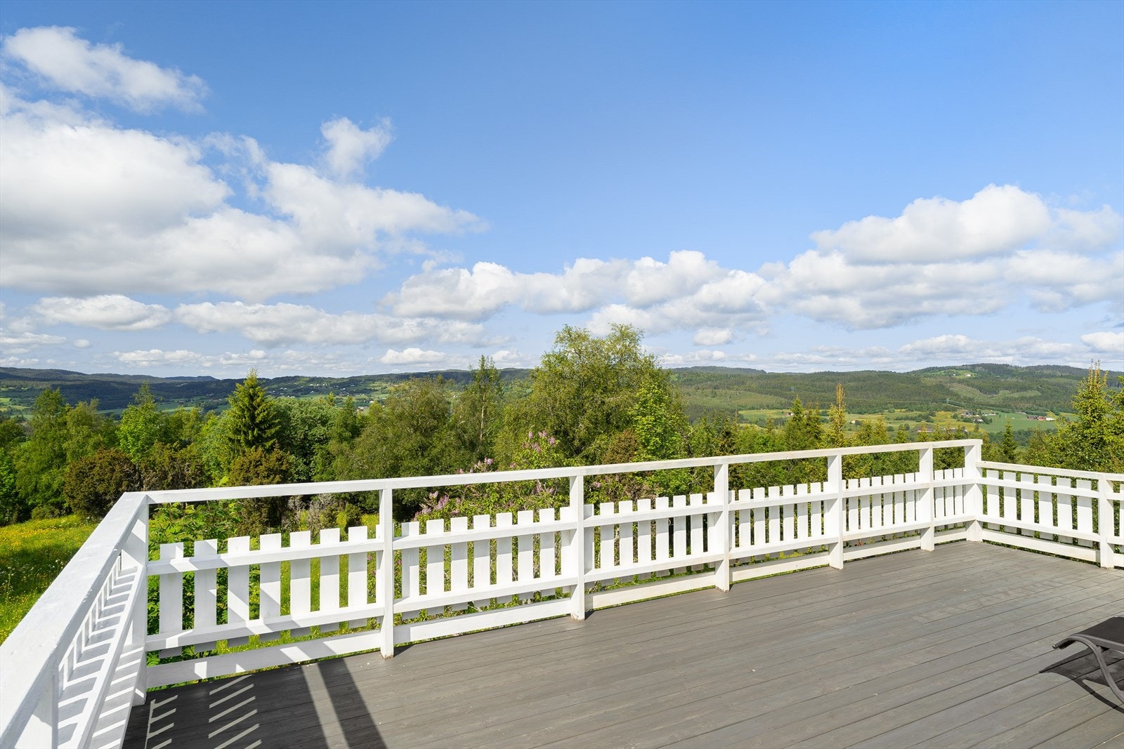 Solrik terrasse med flott utsikt Galleribilde