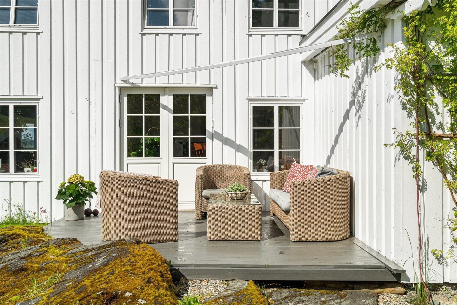 Flott terrasse og solplass på formiddag Galleribilde