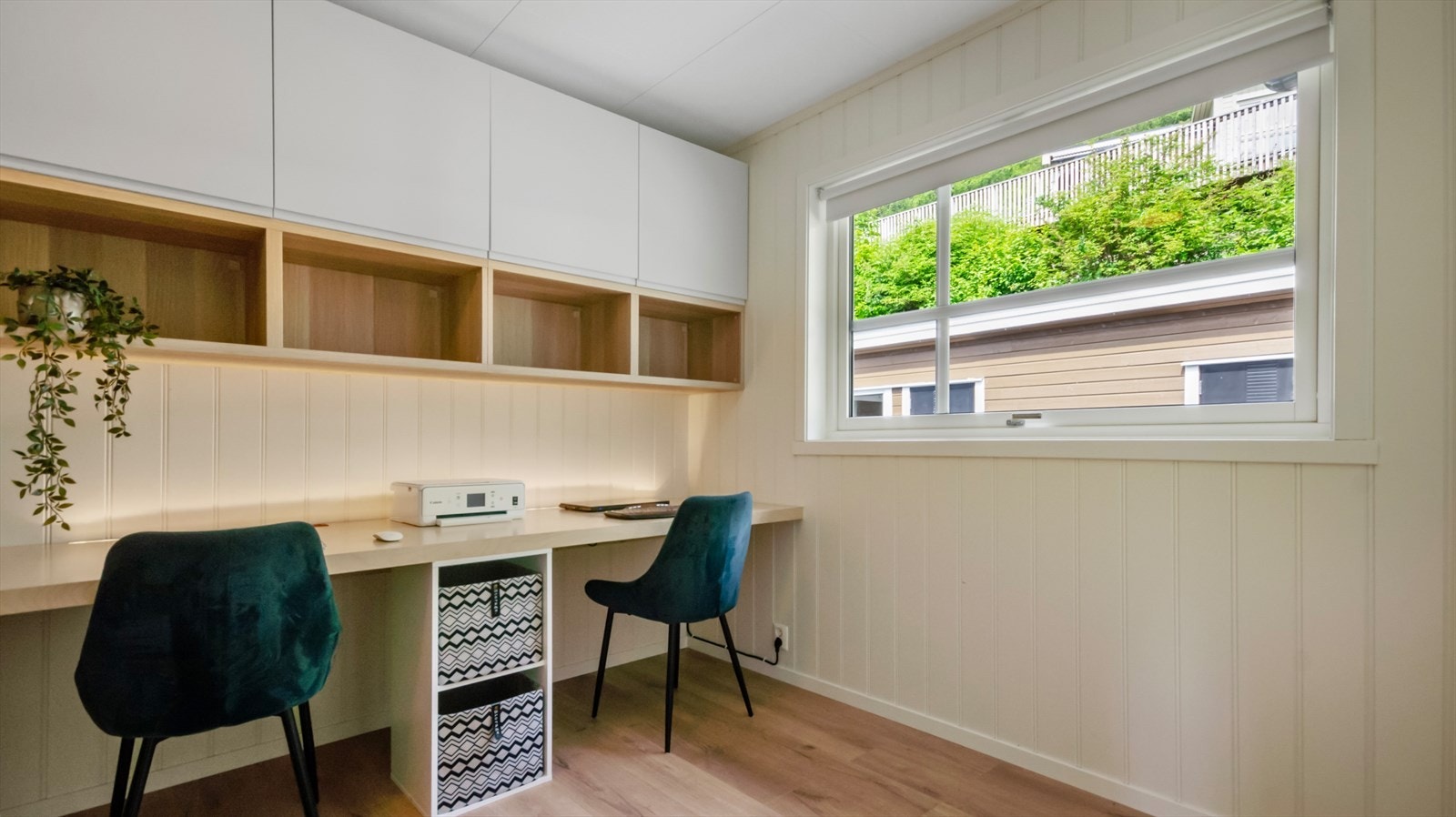 Soverom 2 er innredet til hjemmekontor. Stedbygget skrivebord og skap følger med i handelen. Galleribilde