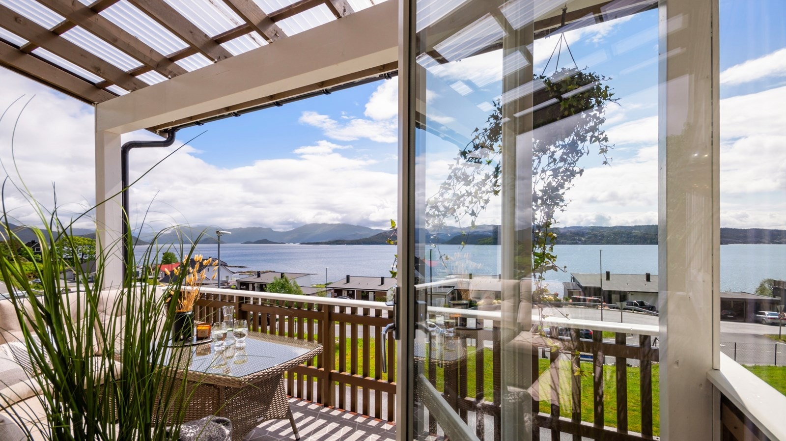 Sørvendt terrasse med gode solforhold... Galleribilde