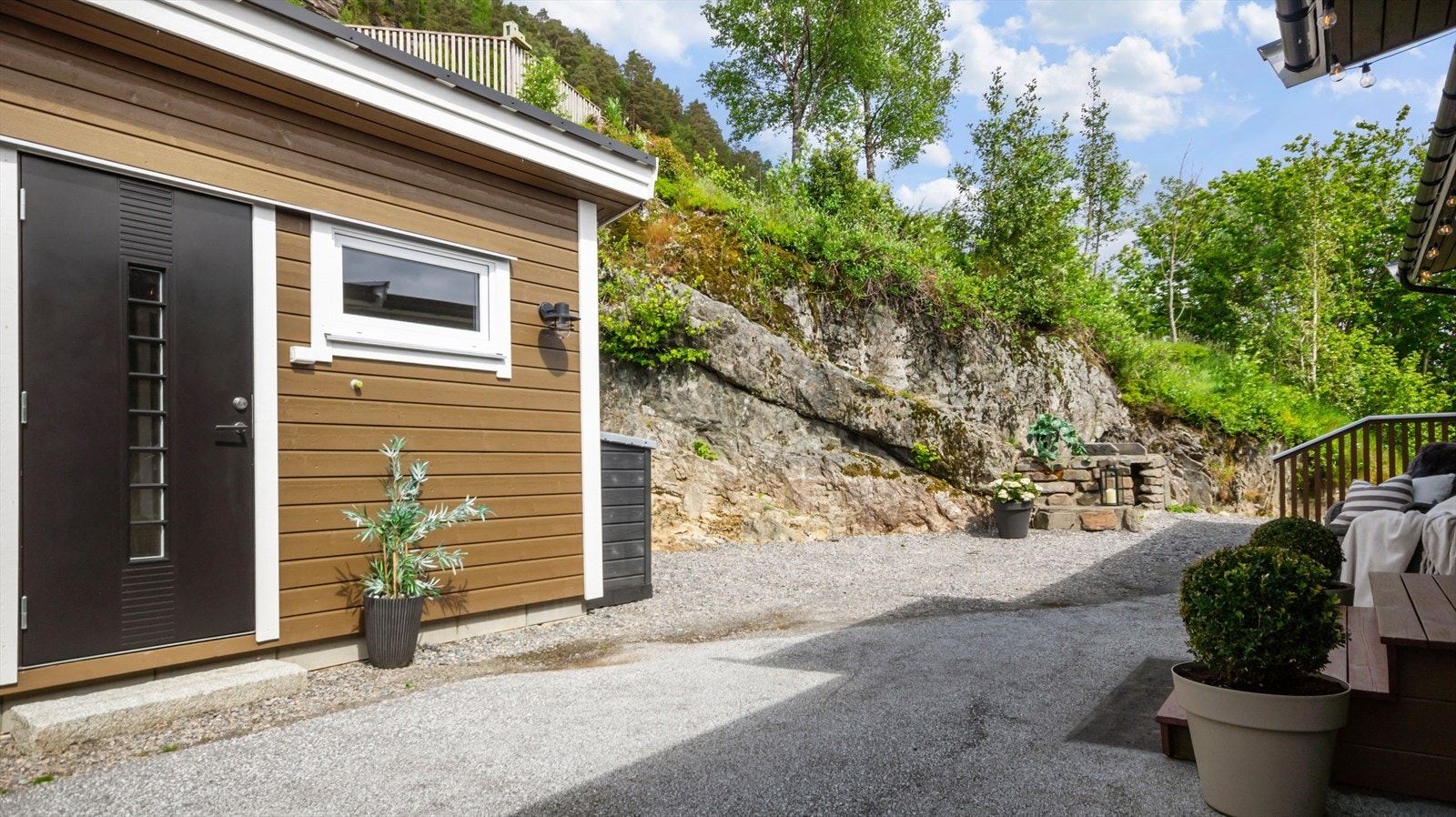 Utebod og tun ved inngangspartiet Galleribilde