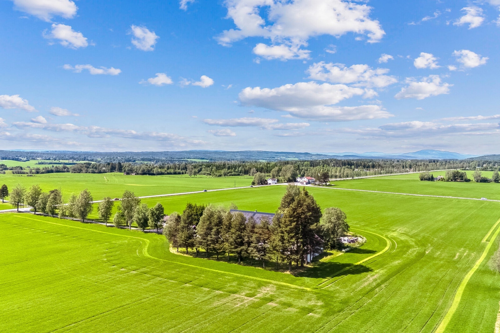 Dyrket mark ligger i direkte tilknytning til gårdstun Galleribilde