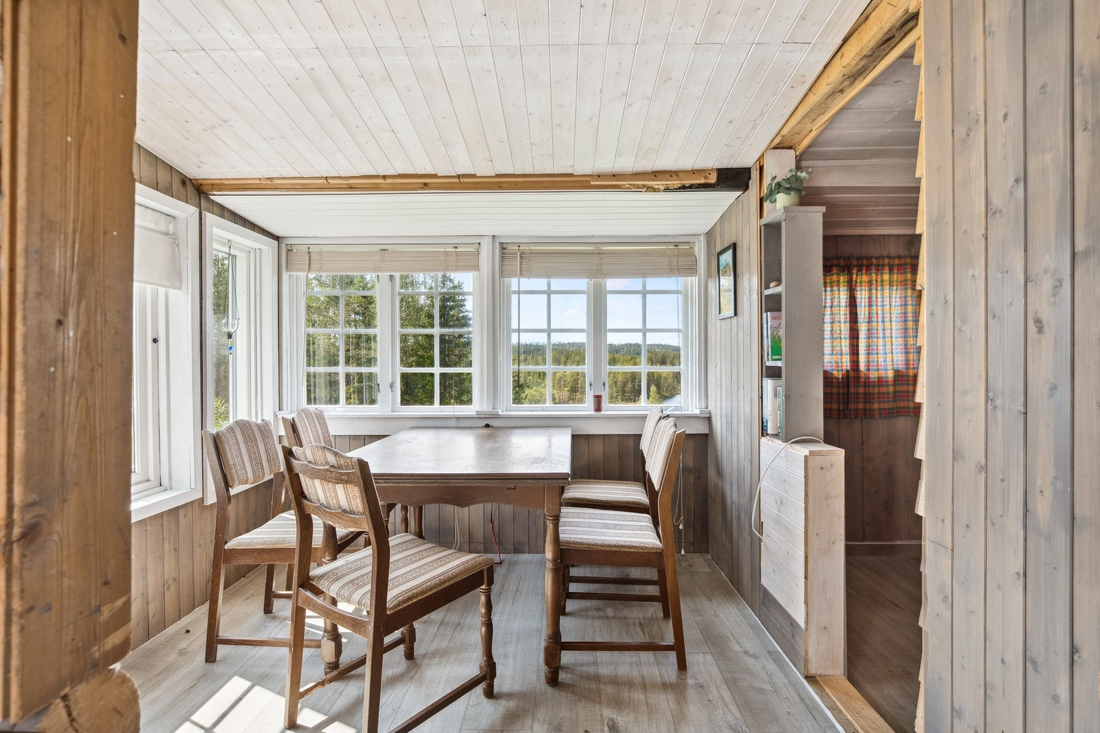 Spiseplass med utsikt i skogshusværet Galleribilde