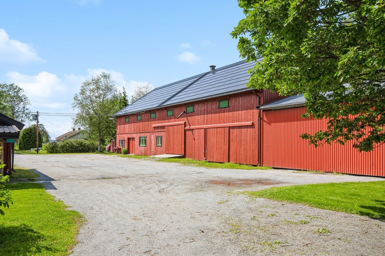 Låve med solcellepaneler Galleribilde