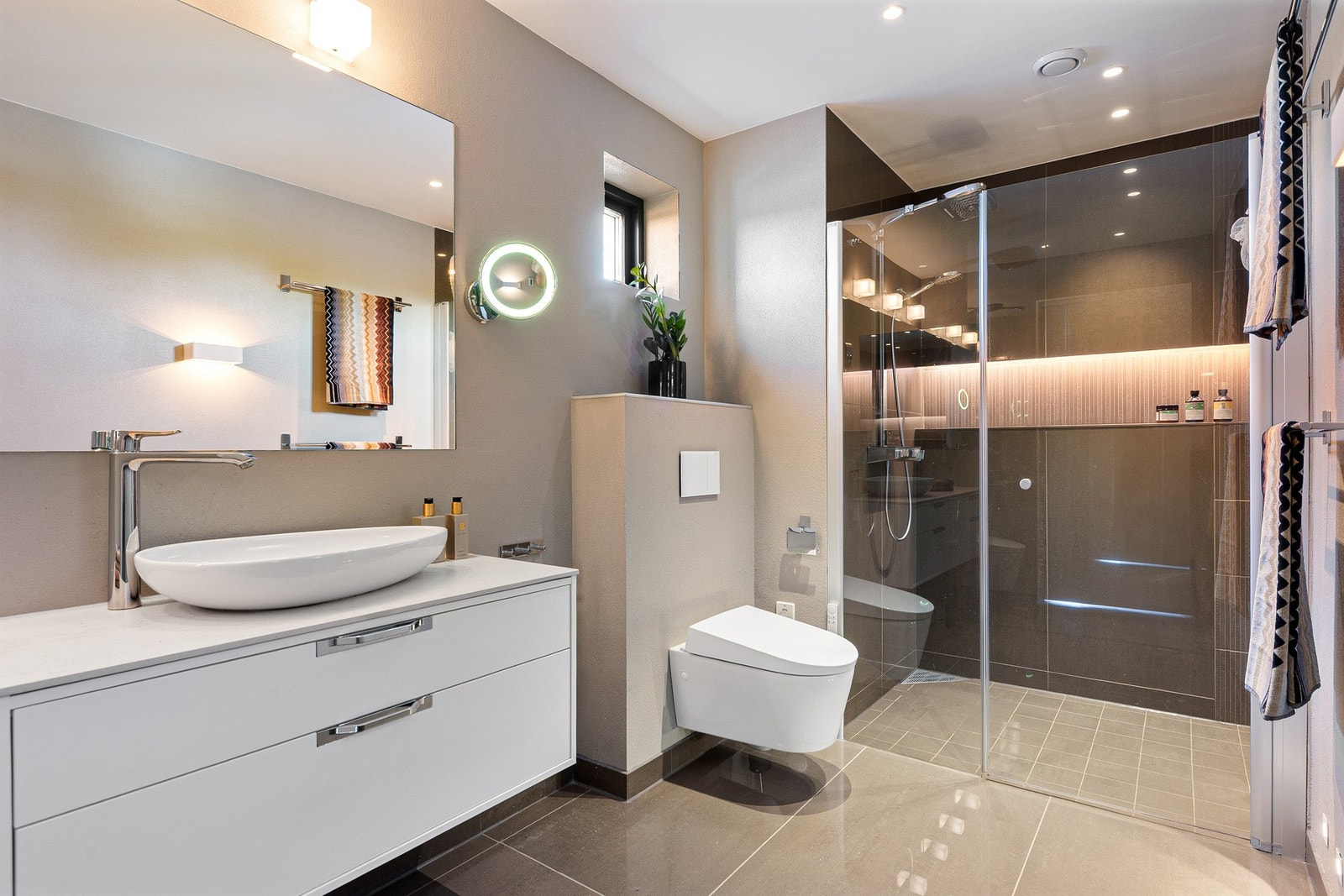 Flott baderom med stor dusj. Stilige detaljer og behagelig belysning. Galleribilde