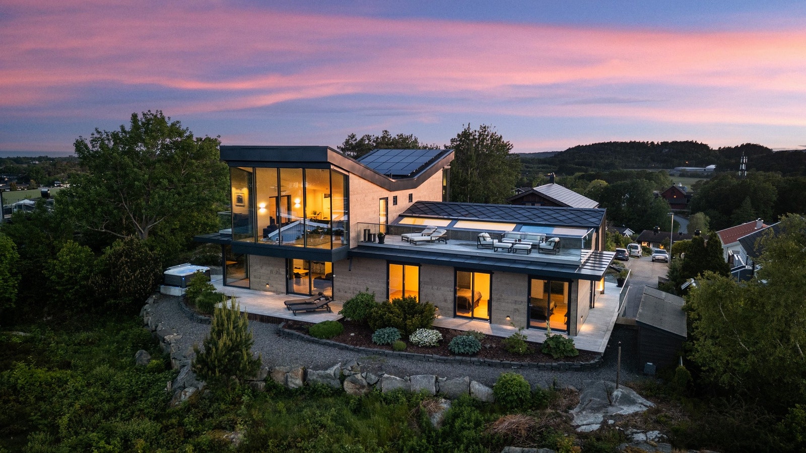 Unik bolig med store vindusflater, takterrasser og uteplasser i et naturskjønt område. Galleribilde