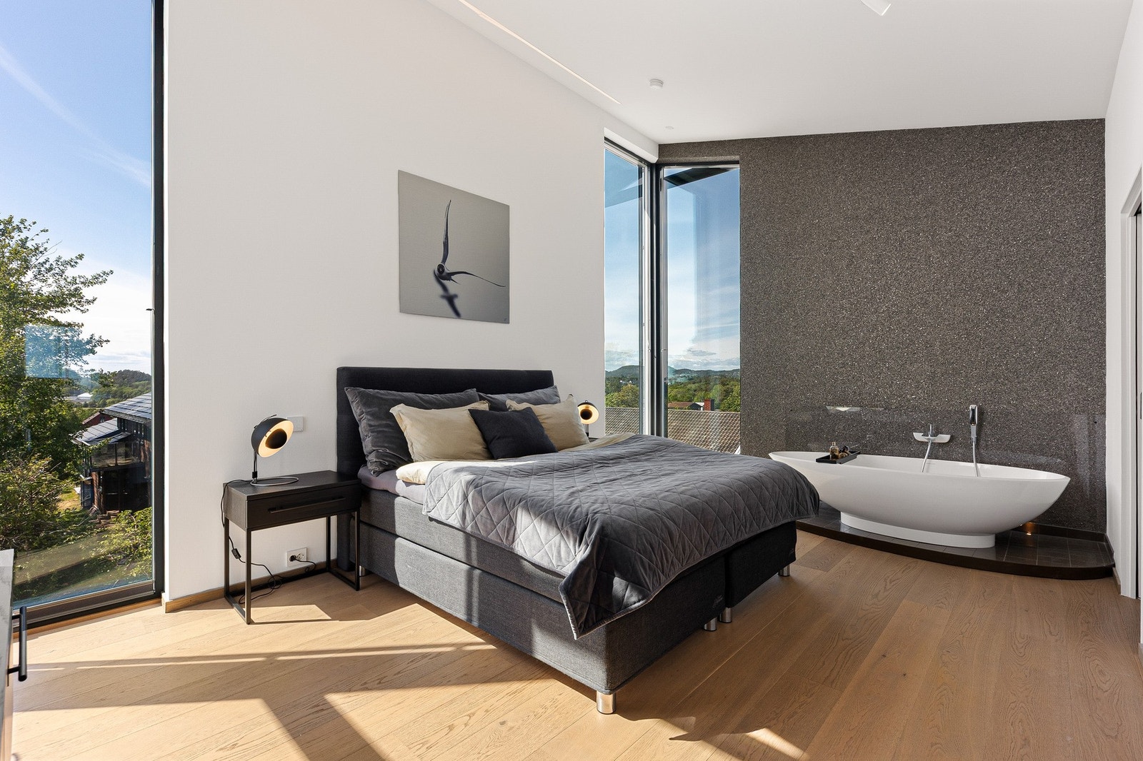 Soverom i 2. etg med badekar og stor walk-in garderobe. Galleribilde