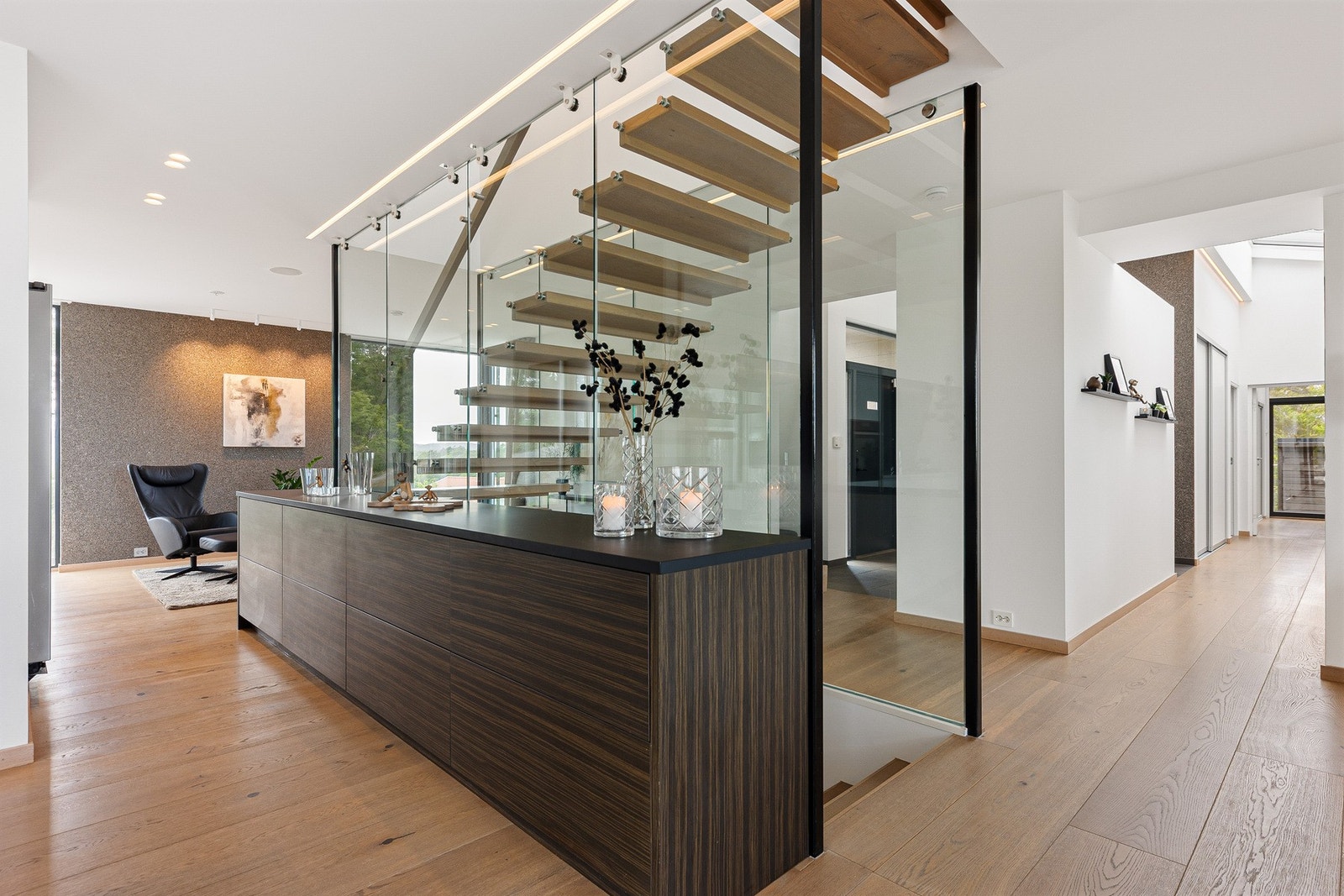Trappen har åpne glassrekkverk som skaper luftighet og lys til interiøret. Galleribilde